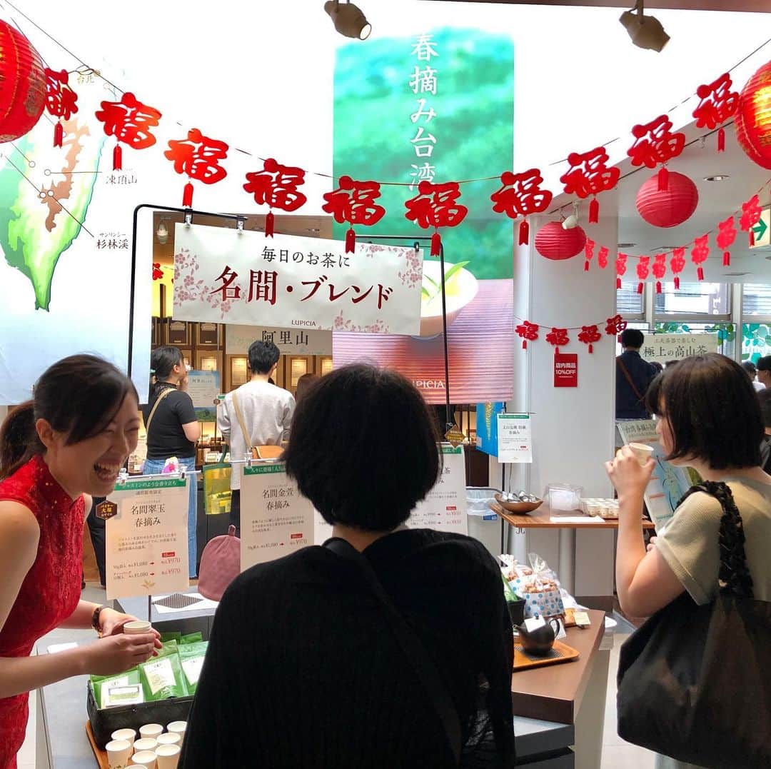 のインスタグラム：「ルピシア自由が丘本店イベント 台湾茶館 〜春摘み烏龍茶から涼菓まで〜  2日目の今日も大勢のお客様で賑わっています。昨日オープンしたティースタンドや、イベント限定で先行販売中の台湾ジャスミン烏龍もおかげ様で大好評。台湾ジャスミン烏龍は、バイヤーが過去最高のできばえと太鼓判を押す自信作なので、ぜひお味見してみてくださいね！  台湾春摘み烏龍茶の試飲会会場では、すでにご好評につき完売の商品も。最終日の今日は16:30が最終受付です。どなた様も無料でご参加いただけますので、お近くにお越しの際はお気軽にお立ち寄りください！  #ルピシア #ルピシア自由が丘本店 #自由が丘 #台湾春 #ジャスミンティー #台湾スイーツ #ティースタンド #台湾春摘み烏龍茶」