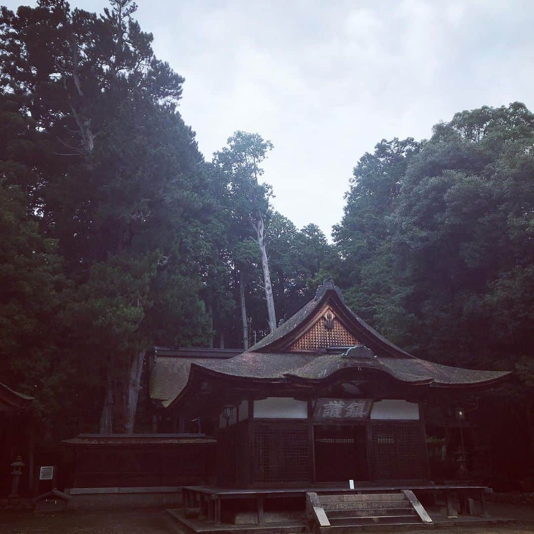 吉村民のインスタグラム：「油日神社  #滋賀県 #滋賀県観光 #甲賀市 #油日神社 #油日神社は映画のロケ地  #神社 #temple  #甲賀忍者  #歴史好き #歴史 #歴女 #ninja #japanesehistory  #jfn #kikitabi #radio #民の歴史散歩」