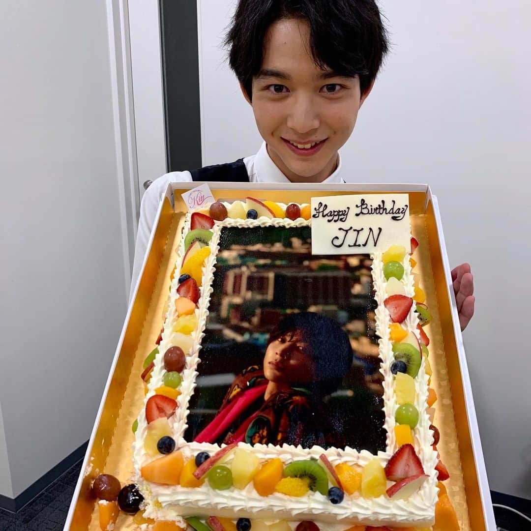 鈴木仁のインスタグラム：「イベント会場に、LINELIVEに来てくださった方々本当にありがとうございました。 テーマであったり、行うことだったり、グッズだったりと全てに意味を持って１つ１つ理由を持って作り上げたこのイベントをしっかりと皆さんに届けられたことが本当に嬉しかったです。  もちろん自分1人では何もできないし 自分のわがままを聞き入れ、意見をくださり、一緒に作り上げてくださったスタッフさんがいて出来たものです。感謝の気持ちでいっぱいです。  応援してくださる皆さんと直接会える機会というのは少ないのですが、このようなイベントを通して改めてこんなにも自分を応援してくださる方がいることを実感し、そしてその応援に自分も応えられるように頑張らないと思いました。 SNSなど数で見ることの出来るものとは違い、直接お会いできて感じることはやはり大きいです。年に数回 お会いできる機会をこれからも大切にしていきたいと改めて思いました。  これからも応援よろしくお願いします！」