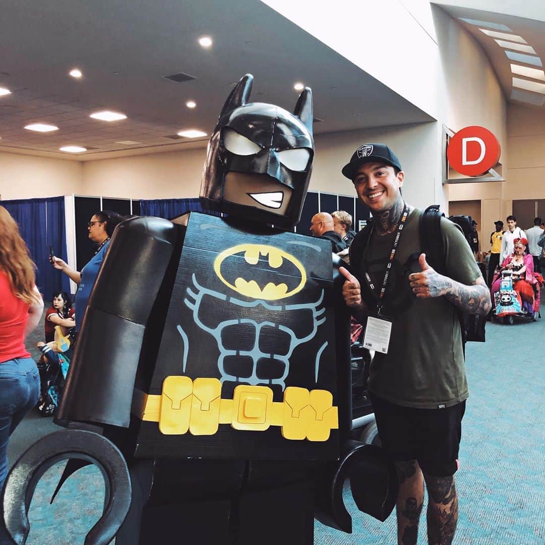 トニー・ペリーのインスタグラム：「Who’s Bruce Wayne? He sounds like a cool guy! #sdcc」