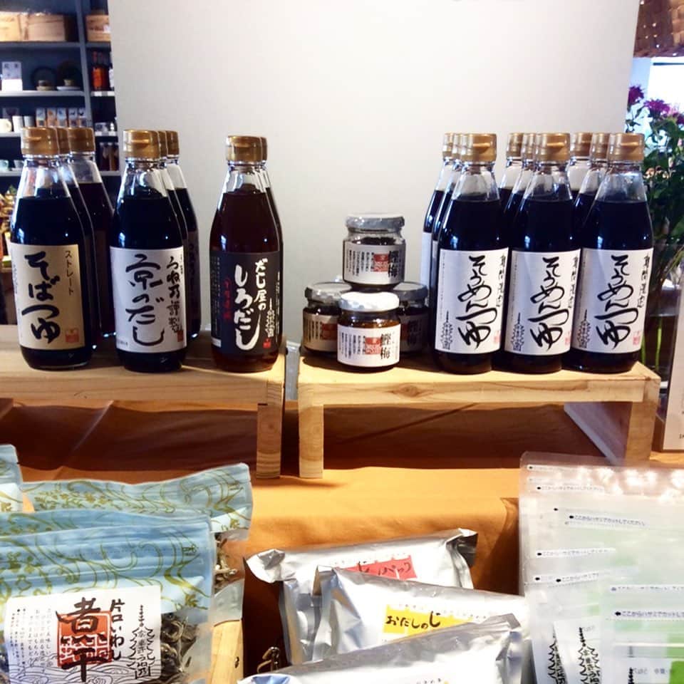 TODAY'S SPECIALさんのインスタグラム写真 - (TODAY'S SPECIALInstagram)「＜MARKET-Kyoto＞ 本日京都店には、京都・うね乃(@odashi_uneno )さんにお越しいただき「おだし」の販売をしております。 . 添加物を一切使用していない、安心安全なうね乃さんのおだしは、アレンジ次第でどんなお料理にもご活用いただけます。定番の鰹出汁だけでなく、イワシやサバを使用した濃い目のおだしや、お野菜のおだしも揃っていますよ！飲み比べも出来ますので、是非相談しながらお好みのおだしを見つけてくださいね。 . 期間限定のそうめんつゆや、お野菜のおだしで作ったトマトご飯もご試食いただけます。是非お立ち寄りくださいませ。 . #todaysspecial #トゥディズスペシャル #京都バル #kyotobal #うね乃 #おだし」7月21日 12時32分 - cibone_ts