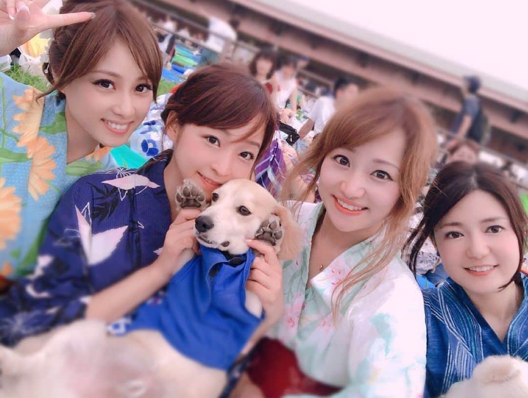 のインスタグラム：「足立花火大会✨すすが落ちてくるくらい近い場所で見れました😊花火中に寝落ちするのはほぼ毎年恒例😂4人で観れて良かった❤️🥰 #firework #bestfriends @足立花火大会 #花火 #japan」