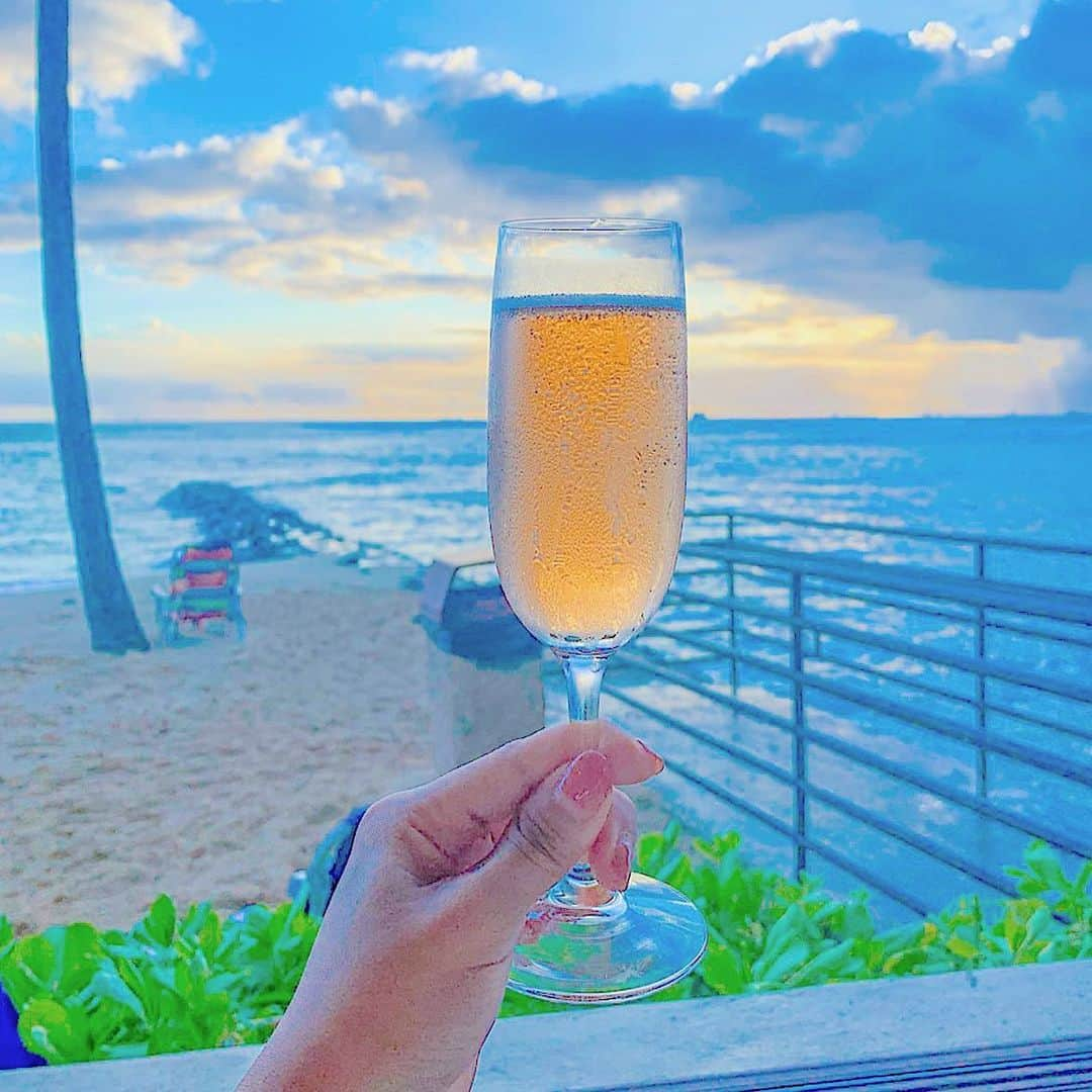 和希詩織さんのインスタグラム写真 - (和希詩織Instagram)「#hawaii #hawaii🌺 . . 日々ステキな時間過ごしたいね😋 ハワイでの誕生日サプライズでお祝い嬉しかったなぁ🤤 . . ステキな場所にたくさん自分を連れてってあげたい2019。 . . . . . #カンパイ#ハワイ好き #ハワイ #シャンパン#ハワイ海#シーサイド#海沿い#海#夏#お出かけ#旅#tabijo#旅スタグラム #旅したくなるフォト」7月21日 12時37分 - kazukishiori