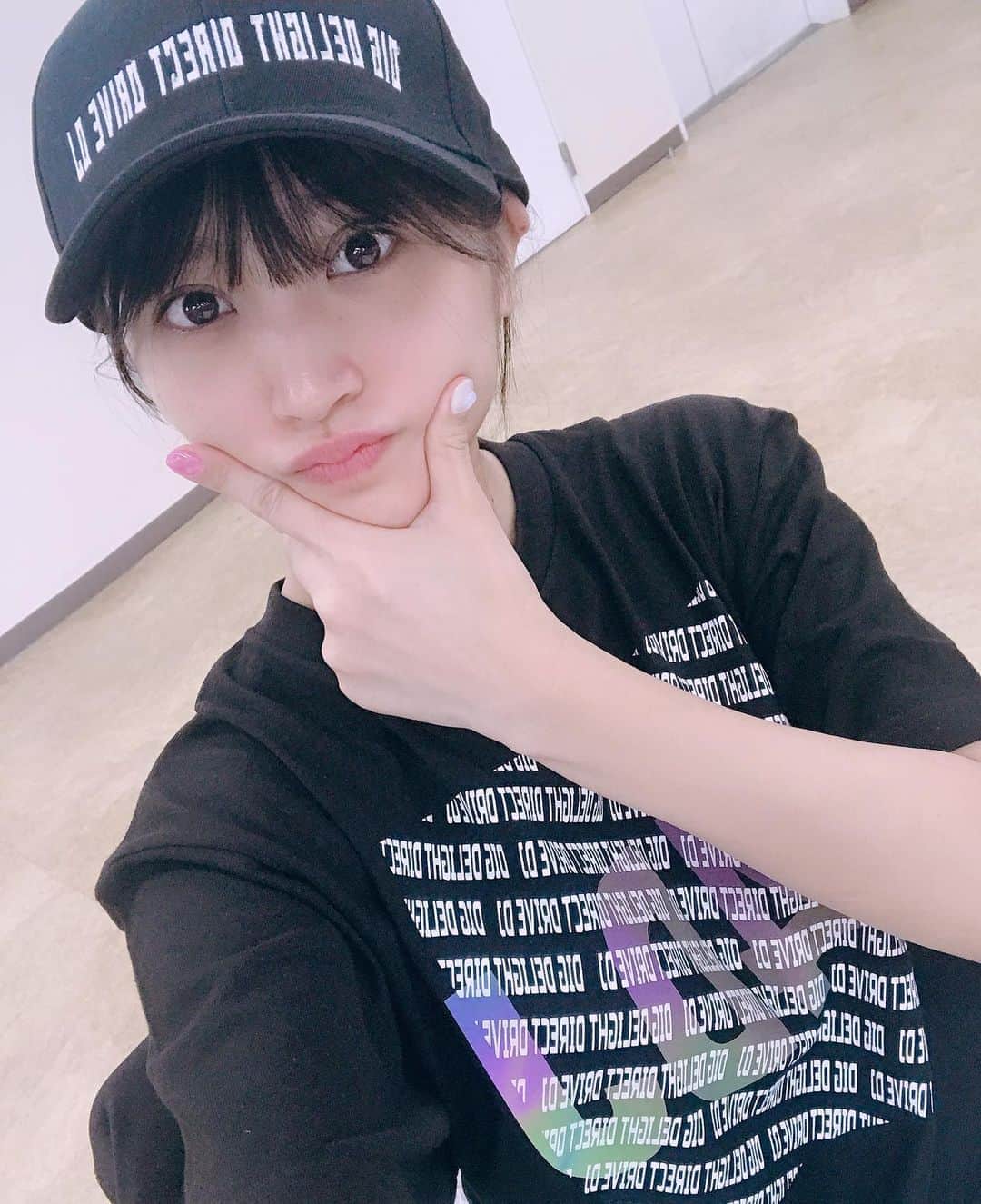 根岸愛のインスタグラム：「D4DJグッズ可愛い😖💕 念願のTシャツもゲット🥳 キャップと合わせてとっても良きっ #D4DJ #D4DJグッズ #cap #tsirt #Tシャツ #キャップ #グッズ #すっぴん」