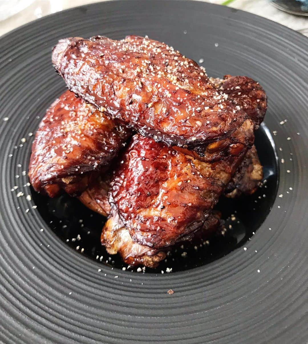 のインスタグラム：「Glorious Wings 🤩  p.s. side menu • • #sgeats #singapore #local #best #delicious #food #igsg #sgig #exploresingapore #eat #sgfoodies #gourmet #yummy #yum #sgfood #foodsg #burpple #exploresingapore #beautifulcuisines #bonappetit #instagood  #eatlocal #afternoon #snack #tea」