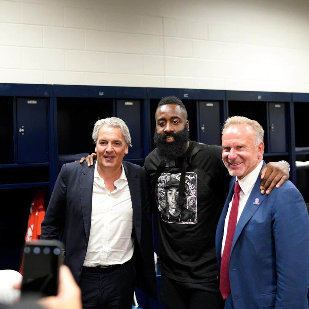 バイエルン・ミュンヘンさんのインスタグラム写真 - (バイエルン・ミュンヘンInstagram)「👨‍🍳 #MiaSanMia #AudiFCBTour #ICC19 #Fearthebeard #FCBayern #packmas #JamesHarden @jharden13 @sergegnabry @_rl9 @esmuellert @jok_32 @leon_goretzka」7月21日 12時57分 - fcbayern