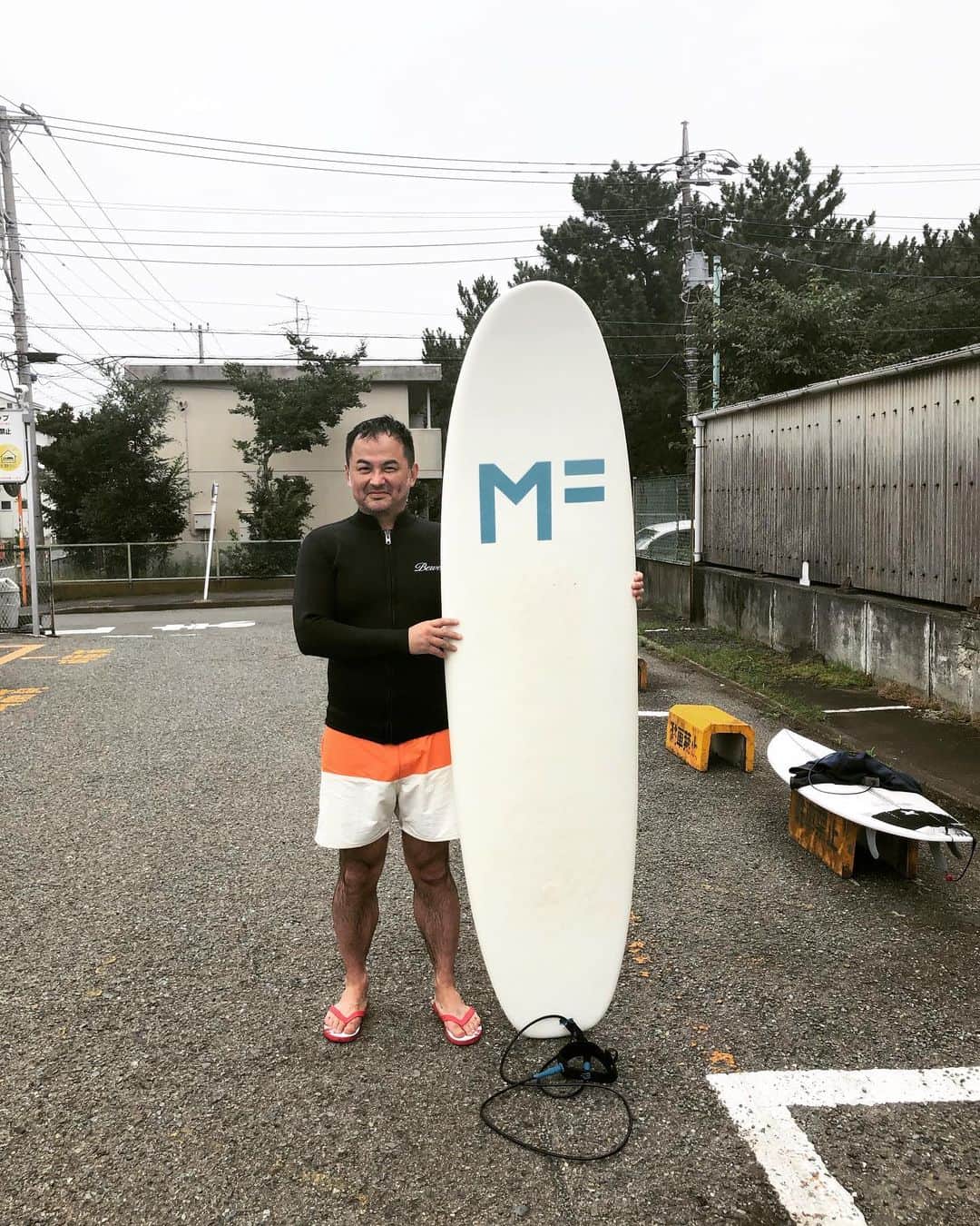 向山毅のインスタグラム：「24年ぶりにサーフィン始めました。全く立てなかったけど楽しかったな〜♪ 明日の筋肉痛が心配、、、(笑)  #サーフィン #湘南 #2枚目は24年前の自分」