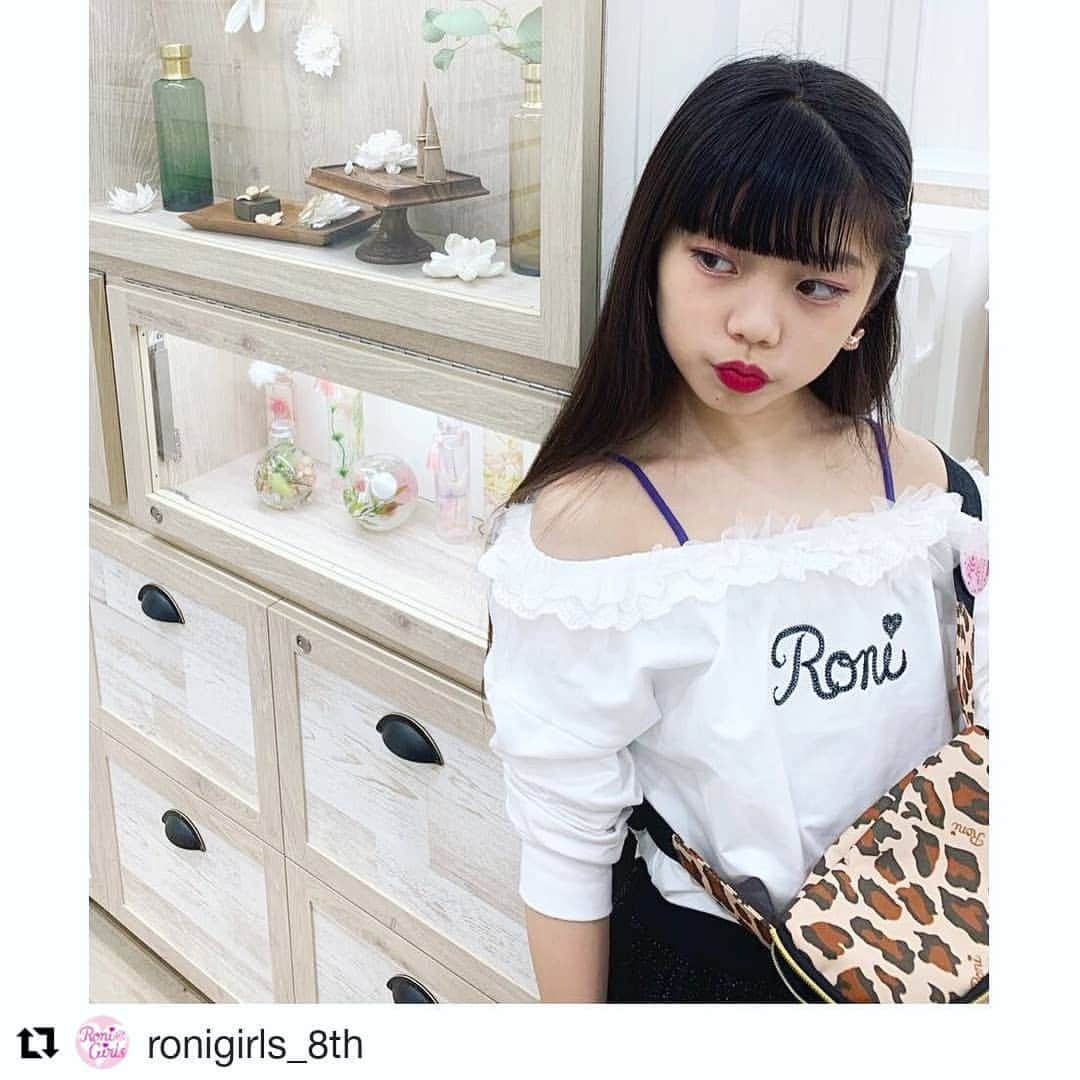 RONI WORLDさんのインスタグラム写真 - (RONI WORLDInstagram)「❇️❇️RONI春物50%OFFSALE開催中❇️❇️ .#Repost @ronigirls_8th (@get_repost) ・・・ ♡♡HIMENA♡Vol.13♡♡ ❤︎ dancersのHIMENAです👑💍 今回のテーマは、「雨の日☔️のお出かけコーデ」です🌈 雨の日もオシャレして出かけたい👠💄🌂 HIMENAのおすすめのコーデを紹介するね🌈 ︎❤︎ ❤︎ ☂️HIMENAコーデ① ☞pic1.2.3🌈 肌寒い雨の日は、WhiteのフリルスウェットにBlackのチュールギャザースカートをあわせて🎵穴あきのハイソックスもpoint❣️モノクロコーデなので、レオパード柄のウエストポーチをアクセントにして✨ ❤︎ ☂️HIMENAコーデ② ☞pic4.5.6🌈 PurpleのインナーにBlackのレースライダースジャケットをはおり、プリーツワイドパンツでcoolgirlに💜🖤このままダンスもOK👍 ❤︎ ☂️HIMENAコーデ③ ☞pic7.8🌈 Blueのカノコノースリーブポロシャツにデニムスカートで、雨でも元気いっぱいのスポーティーコーデに💙レースのレッグウォーマーで女の子らしさup💓 ❤︎ ☂️HIMENAコーデ④☞pic9.10🌈 少し涼しい雨の日は、WhiteのレースハイネックTシャツをインにしてgirly styleに💟このレースハイネックTシャツはどんなコーデにも合わせやすくオススメ☺️💕Blackもあるよ🖤 ❤︎︎︎ ❤︎︎︎ RONIでは現在SUMMER SALEを開催中💖2019春物アイテムも50%OFF👀お得にお買い物していっぱいオシャレを楽しもう😊✌️ ❤︎ HIMENAのInstagramもよかったらチェックしてくださいね❣️ ❤︎ ❤︎ 明日のお当番はRIRUちゃんです⭐️お楽しみに🌈 ❤︎ ❤︎ #RONI#RONIコーデ#ronigirls#ronigirls8期生#dancer#HIMENA#雨コーデ#雨ファッション#雨#コーデ#コーディネート#ファッション#オシャレ#雨の日#💜🦄😈🕺🚺☂️👾💅☮️🔮🧞‍♀️ #dance #ロニガ #ロニガ8期生 #roni #roniコーデ #roni大好き」7月21日 12時56分 - roni62insta