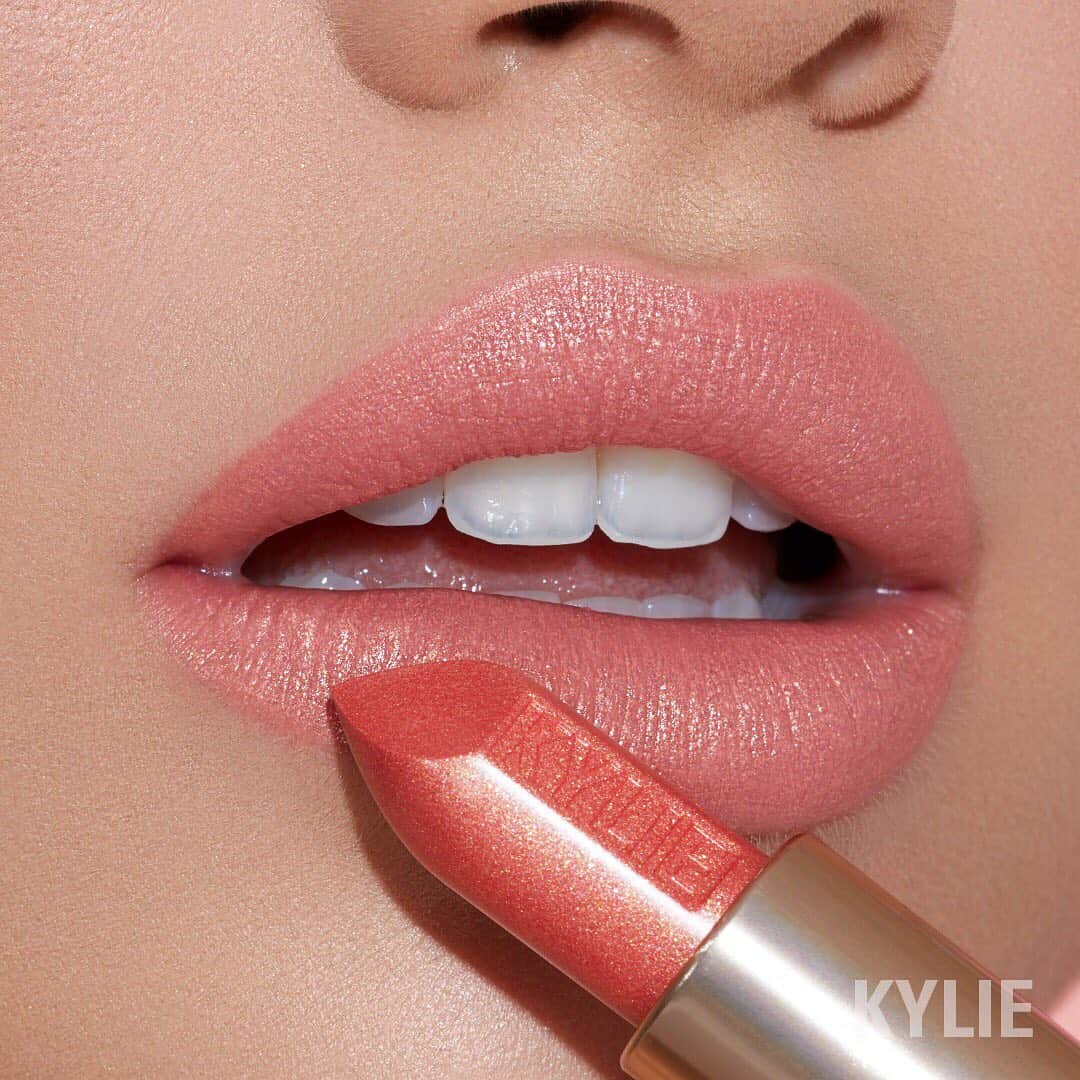 Kylie Cosmeticsさんのインスタグラム写真 - (Kylie CosmeticsInstagram)「how gorgeous is Endless Summer lipstick?! 🌴✨ wear alone or as a metallic lipstick topper 💋 tap to shop!」7月21日 12時59分 - kyliecosmetics