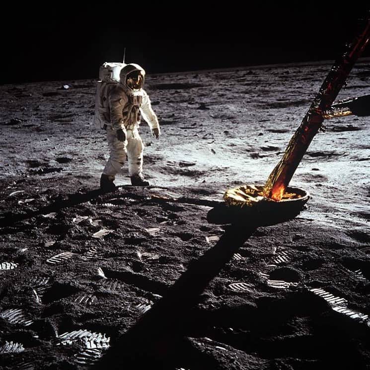 パトリック・J・アダムスのインスタグラム：「I’ve had the honor of meeting and talking with astronauts for the last couple of weeks and one of them contextualized the level of professionalism, focus and attention to detail that comes with every mission by telling the story of Armstrong. He went down the ladder of the LEM, stepped off, spoke those famous words and after a small beat began reporting back every single significant detail. The depth of the powder, the firmness, started placing cameras, etc. It’s this immediate pivot to the specific details that really makes these guys heroes. That in the most extraordinary circumstances they could remain calm and do the work they were trained to do with absolute calm and precision. I am and always will be in awe of what we are capable of when we put our minds, talent and energy towards a goal. Hopefully the next 50 years will see us taking on more tasks that today would be unfathomable.」