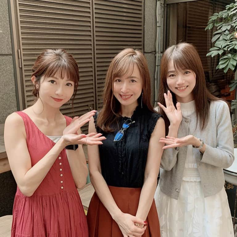 山川恵里佳さんのインスタグラム写真 - (山川恵里佳Instagram)「・ ・ かわいい後輩おりりんとあーちゃん💕 写真みて…2人ともエラくない？先輩に気遣ってる笑笑  ランチまた行こ🍴 ・ #friends#girl#bff#5ever#lifestyle#instalike#instamood#picoftheday#photography#daily_shots#impress_shots#あなたに見せたい写真がある#かめらいふ#photography#followｍe#三越前#三越前ランチ#ランチ🍴 #lunch#先輩と後輩#真ん中の人#幸せそう 😆💕 ・ ・ こんなに可愛くて性格がいい後輩がいる私はホント幸せ❤︎」7月21日 13時07分 - erika_3_official