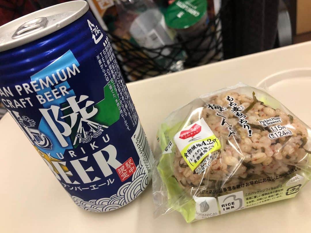 吉澤響のインスタグラム：「昨日7/20はラブリーサマーちゃん@加賀温泉郷フェスでした。旅館の地下にあるカラオケのような、スナックのような場所にステージが設営されていて、そこでメンバー5人がぎゅうぎゅうになって演奏してきました。ちなみにドラムは隔離されたスペース笑  お世辞にも音環境がよいとは言えないけれど、演者もスタッフもよいステージを作ろうとしていて、お客さんもすげー楽しそうに観てくれていて、とても幸せな空間でした。 今から東京に戻ります。期日前に投票は済ませてるので、迎え酒します〜」