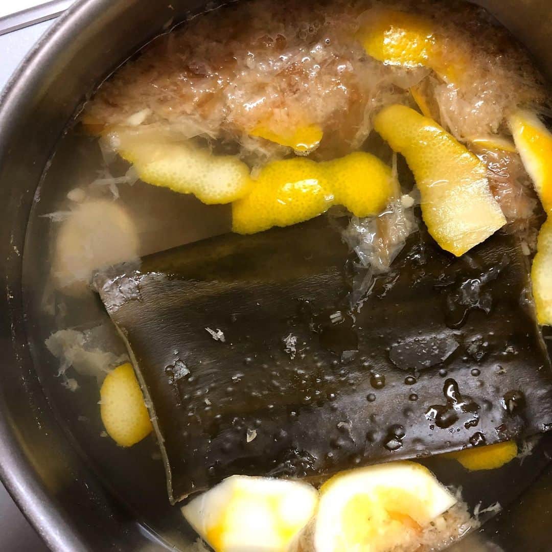 黄川田としえさんのインスタグラム写真 - (黄川田としえInstagram)「私はこれからお仕事。 リーちゃんが練習前に自分でご飯作るというので任せる。  いい香りのお鍋には 昆布と鰹のお出汁にレモンと生姜入り。  もう行かなきゃだけど飲みたい。  小さな器に塩を入れて、お玉でお出汁をすくって飲んでみたら、  おいしい〜〜〜。 ものすごく、おいしい！  パワー出たよと言ったら、 「これで？」と笑っていたリーちゃん。  うどんも食べればいいのにと言ってくれる言葉に後ろ髪ひかれながらも、（もやしと豚肉と油揚げを添えるらしい、美味しそう） お母さん、 行ってくる！  ごちそうさま！  #リーちゃんごはん」7月21日 13時11分 - tottokikawada
