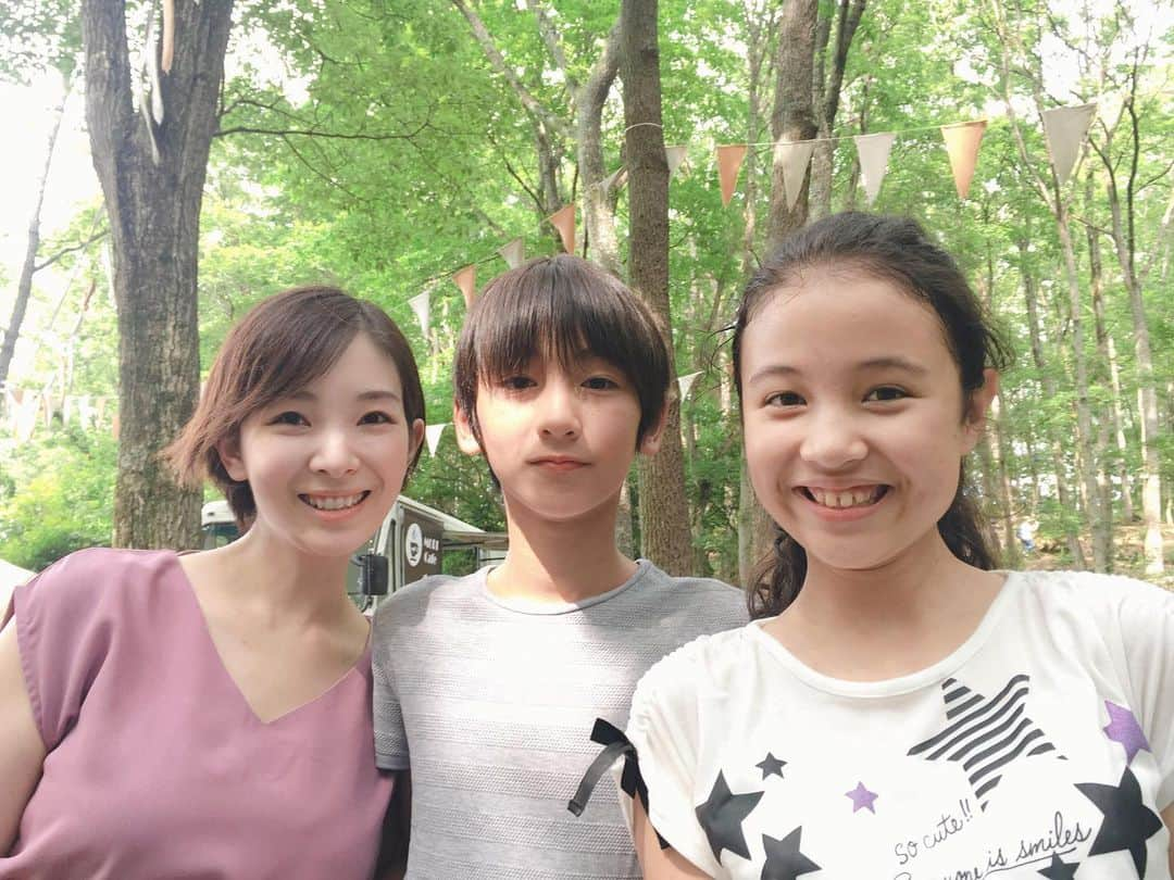 永峰絵里加さんのインスタグラム写真 - (永峰絵里加Instagram)「Thanks, Akeem and Norika :) Had a fun shooting of two lovely kids and mini mom😂 ・ 昨日は産後初めての撮影に行ってきました！ カメラ前に立つのはおよそ半年振り(๑˃̵ᴗ˂̵) ・ ママになってから初めてのママ役。 とっても可愛いやんちゃな2人と楽しくお仕事をさせて頂きました！ ・ ・ そして今朝起きたらなんか全身痛くて… そういえば昨日2人に誰が1番早いか競争しようよと言われ全力ダッシュをしたからだ🤣ひー笑 ・ ・ ・ ・ #産後初 #全力疾走 #もちろん私がビリ #筋肉痛  #撮影 #二児のママ #子役 #元気いっぱい #自然を満喫  #shooting #familyfun #onset #erikanagamine #そして今日は #選挙に行こう」7月21日 13時12分 - erikalmaz