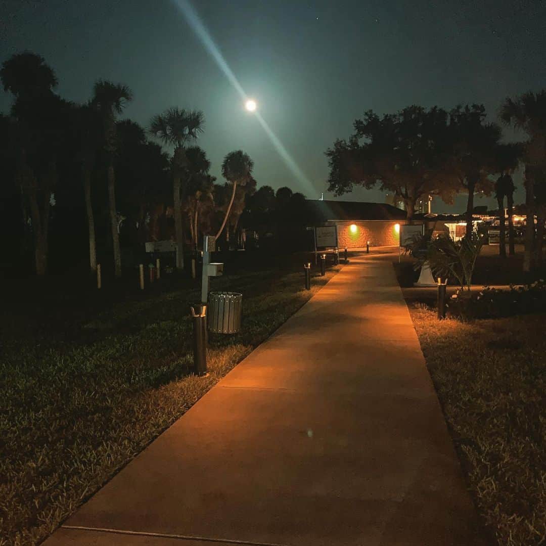パトリック・J・アダムスのインスタグラム：「The moon from the front of the Apollo visitors center on the 50th anniversary of the launch.」