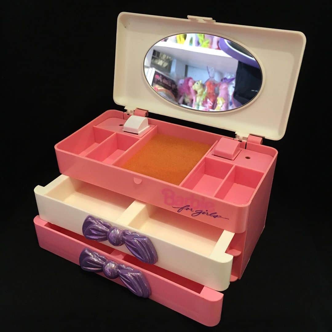 おもちゃやSPIRALさんのインスタグラム写真 - (おもちゃやSPIRALInstagram)「90's Barbie Jewelry Box 入荷しました！  Dead Stock 12500円 リボン 10000円  です！」7月21日 13時16分 - spiral_toy