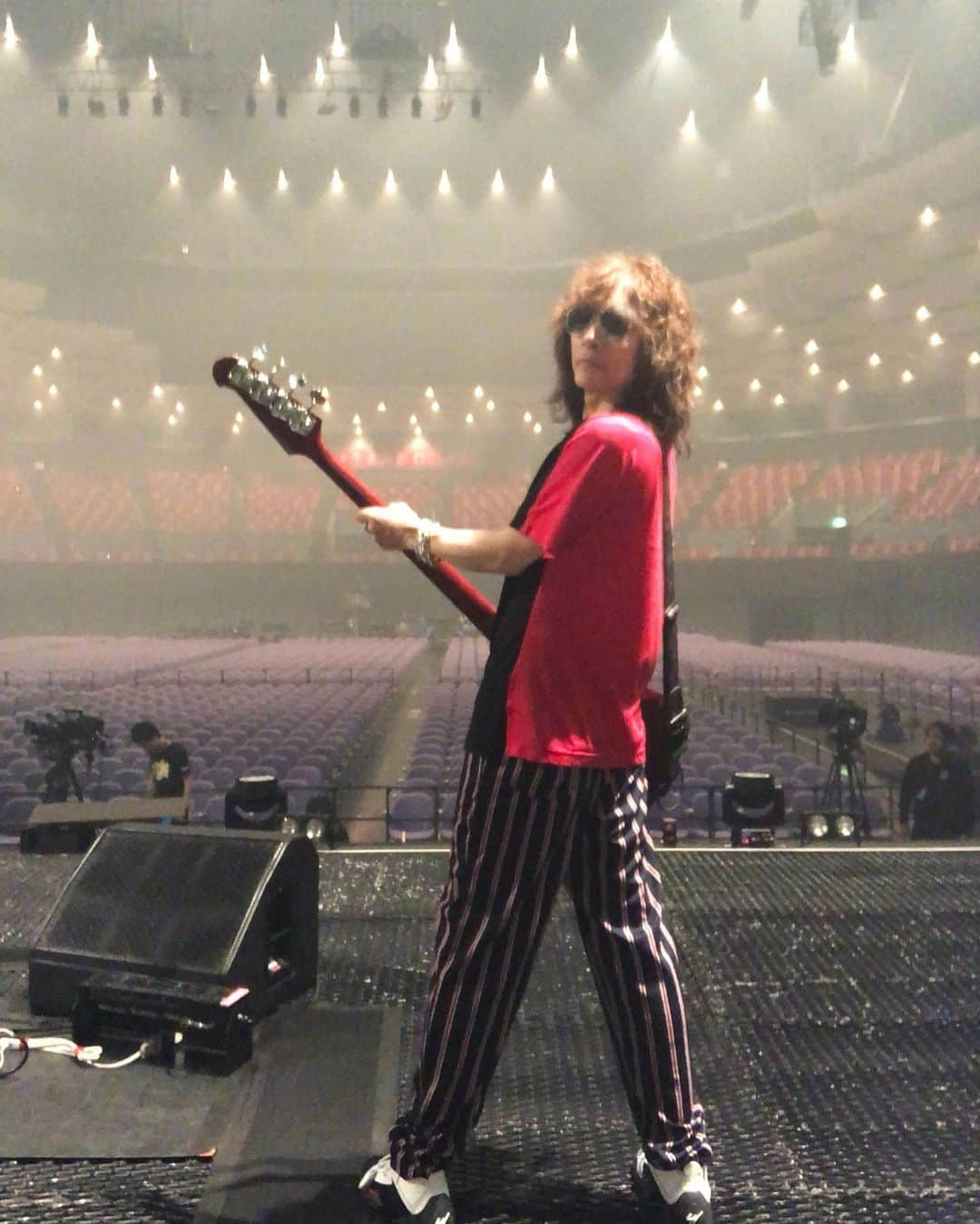 広瀬"HEESEY"洋一さんのインスタグラム写真 - (広瀬"HEESEY"洋一Instagram)「THE YELLOW MONKEY SUPER JAPAN TOUR 2019 『-GRATEFUL SPOONFUL-』。本日は広島グリーンアリーナDAY 2。 昨日のDAY 1は、ツアーの後半をスタートするのに相応しい華々しく熱狂的なライヴになりました。 今日のリハもワシゃー「カープカラー」でローリングサンダーじゃけぇのぅ！ さあさあ、ブチ極上なひとときをすごしてつかあさいやぁ♥️」7月21日 13時24分 - heesey0419