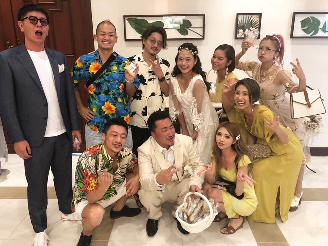 MARIEさんのインスタグラム写真 - (MARIEInstagram)「お世話になってる先輩でもあり、大切なお友達の結婚式でした🌞🌴 昔から遊んでる大好きなみんなと沖縄で遊んで、楽しすぎた😂 おかじゅんさんらしいみんながハッピーでカオスな3日間でした👏🏼💕 弟も妹も岡崎兄弟3人全員にお世話になってるわたしは、こんな幸せな日は自分のことのように嬉しかったです！ 1年ぶりにお酒も解禁して飲んで騒いで泣いて、また今日から頑張れそう😌 結婚おめでとうございます🤵🏼👰🏼 末永くお幸せに、そしてこれからもずっと仲良くしてください☺️💗 @junokazaki1230  #happywedding #wedding #okinawa #結婚式 #沖縄 #沖縄結婚式 #リゾ婚 #ポーズださ」7月21日 13時32分 - marie_mimura