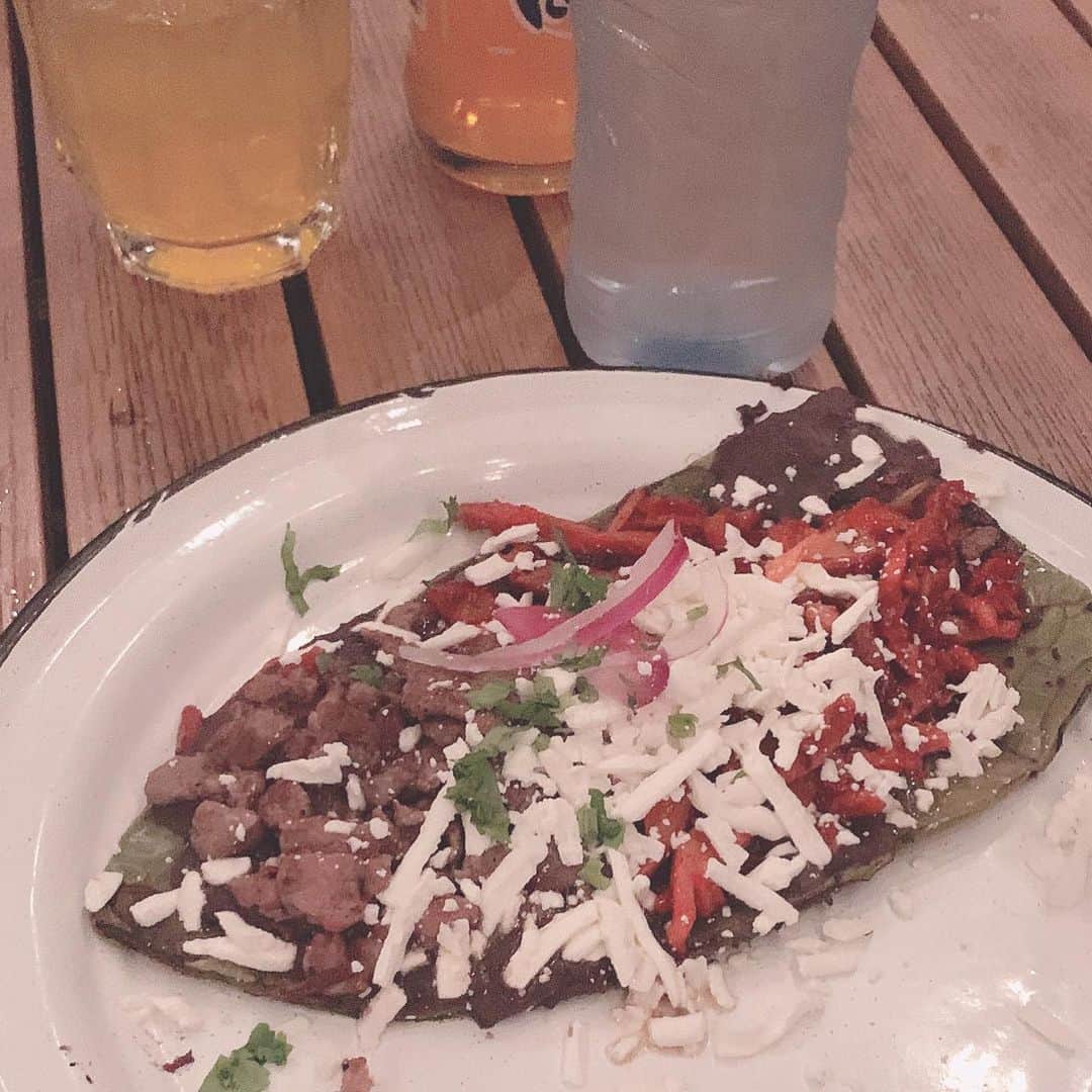 深澤翠さんのインスタグラム写真 - (深澤翠Instagram)「メキシコっぽい色づかい可愛いっおしゃれ過ぎるメキシコ料理とピザとかの店！﻿ ﻿ チーズがとにかく美味しいからひたすら食べちゃう﻿ あとモヒートも😂﻿ 食べ物全部美味しくてたぶん太って帰る﻿ ﻿ #mexico﻿ #monterrey﻿」7月21日 13時32分 - midorifukasawa