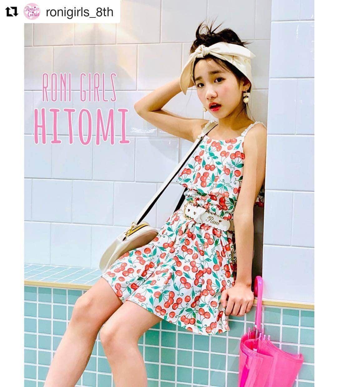 RONI WORLDのインスタグラム：「❇️❇️RONI夏物50%OFFSALE開催中❇️❇️ .#Repost @ronigirls_8th (@get_repost) ・・・ ❤︎ HITOMI vol.13 ❤︎❤︎❤︎ ❤︎ dancersのHITOMIです🧸💕 今回のテーマは☂️雨の日のお出かけコーデ☂️ 梅雨を乗り切るHAPPYなStylingをご紹介します🌈🍀✨ ❤︎ ❤︎ ⛱coordinate.1⛱ 雨の日の最強itemはミニ丈ワンピに決まり👑✨ さらっと1枚で着てお出かけ出来ちゃうよ❣️ まとまらない髪もさっぱりとUPstyleにしてお気に入りのスカーフを巻けば💯🎉…pic①② ❤︎ ⛱coordinate.2⛱ ジャンパースカートに明るいインナーを合わせて雨の日もテンション⤴️😊💐 小物もカラフルでPOPな物がおススメだよ🌈💖…pic③ ❤︎ ⛱coordinate.3⛱ ショートゴアブーツは撥水素材で雨の日codeの強い味方🥾❤️ ブーツをメインにAllブラックでクールなショーパンコーデ🎧⭐️🆒…pic④ ❤︎ ⛱coordinate.4⛱ 今度はブラウン&ピンクであまーくgirlyに🍫🧸💗💘 チュールキャミからデニムをチラ見せ🙈💕…pic⑤ ❤︎ ⛱coordinate.5⛱ スキニーパンツはロールアップかブーツINで雨対策を👖🌂♬ 夏らしくカンカン帽を合わせるのがポイント👒❤️…pic⑥ ❤︎ ⛱coordinate.6⛱ 雨の日に履くパンツはハンパ丈のものをchoice😉❣️ マリンコーデで爽やかに⚓️💙 クリアBagは今っぽ&濡れても平気だね👍👜✨✨…pic⑦ ❤︎ ⛱coordinate.7⛱ この時期には冷え対策にも使えるブロードロングシャツが活躍‼️ HITOMIも50%saleでゲットしたよ😊♬💝 アースカラーには夏らしいバンダナ合わせがおすすめ🌺🌿…pic⑧ ❤︎ ⛱coordinate.8⛱ 長めのシャツには定番のレギンス合わせがマスト⭐️ シンプルコーデのインナーは🍓をチラ見せして甘さをプラス🍭💕…pic⑨ ❤︎ ⛱coordinate.9⛱ 雨の日のイベントcodeには雨シミにも強いブラックで決まりっ👗🥂❤️ 暗くならないように鮮やかで目を惹くアクセ使いがポイント🦋🌹✨…pic⑩ ❤︎ ❤︎ お気に入りのお洋服着てるとテンションも上がっちゃうよね😆💛🧡💖 雨の日にこそとびきりのオシャレしてお出かけ楽しんでね👢☂️🌈✨ 【 @hitomi_ronigirls 】でも別picご紹介していきます💝💕 ぜひそちらも合わせてみてね❣️ 今日も最後まで読んでくれてありがとうございました💐✨✨ ❤︎ ❤︎ #RONI #ロニィ #ronigirls8期生 #キッズファッション #ロニガインスタ #ロニガスタグラム #vol13 #雨の日のお出かけコーデ #雨の日コーデ #梅雨 #2019夏 #新作入荷 #毎日更新 #roni #ronigirls #kidsfashion #denimcollection #kidscoodinate #ronigainsta #ronigastagram #rainystyle #rainycoordinate #2019ss #ig_kids #ronigirls8th #dancers #models #check #followme」