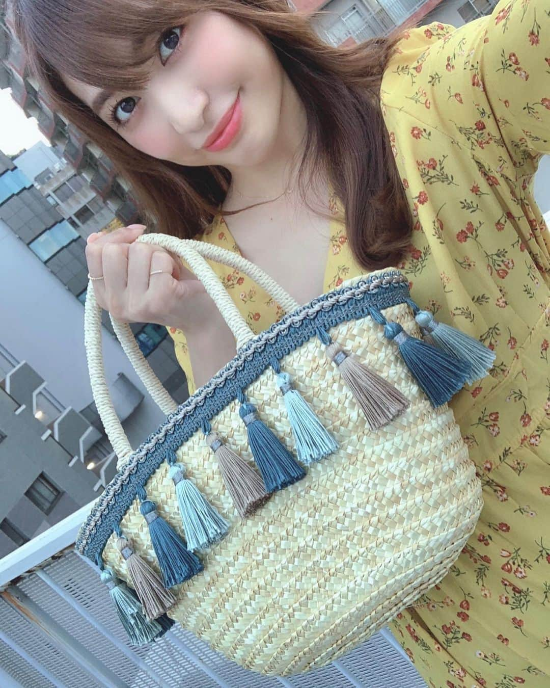 大島麻衣さんのインスタグラム写真 - (大島麻衣Instagram)「なんだか最近、黄色の気分💛 #fifth #fifthtl #フィフス #小花柄カシュクールロングワンピース #ロングワンピース #EditSheen  #エディットシーン  #バッグ #BAG #フリンジかごバッグ」7月21日 13時29分 - maioshima911