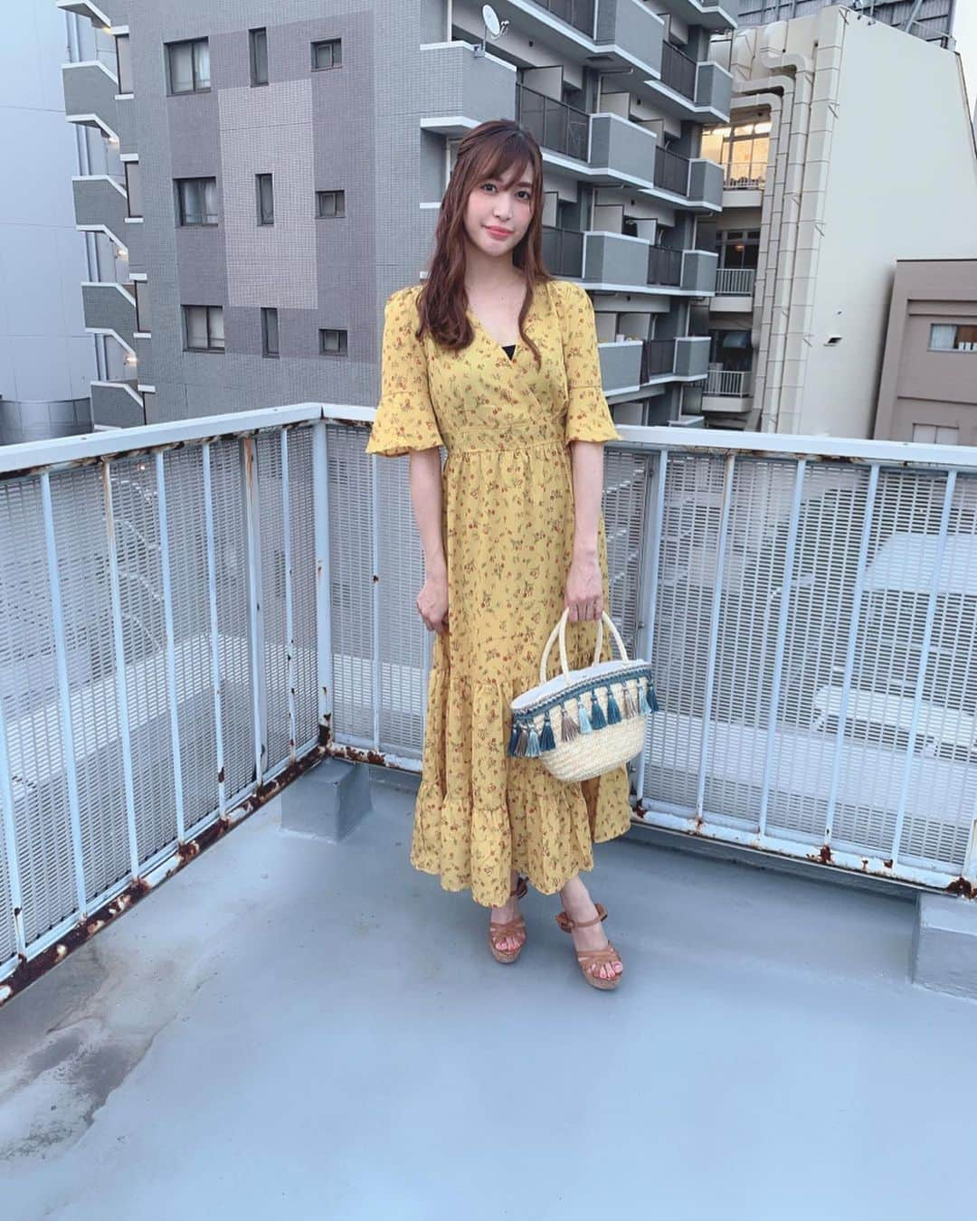 大島麻衣さんのインスタグラム写真 - (大島麻衣Instagram)「なんだか最近、黄色の気分💛 #fifth #fifthtl #フィフス #小花柄カシュクールロングワンピース #ロングワンピース #EditSheen  #エディットシーン  #バッグ #BAG #フリンジかごバッグ」7月21日 13時29分 - maioshima911