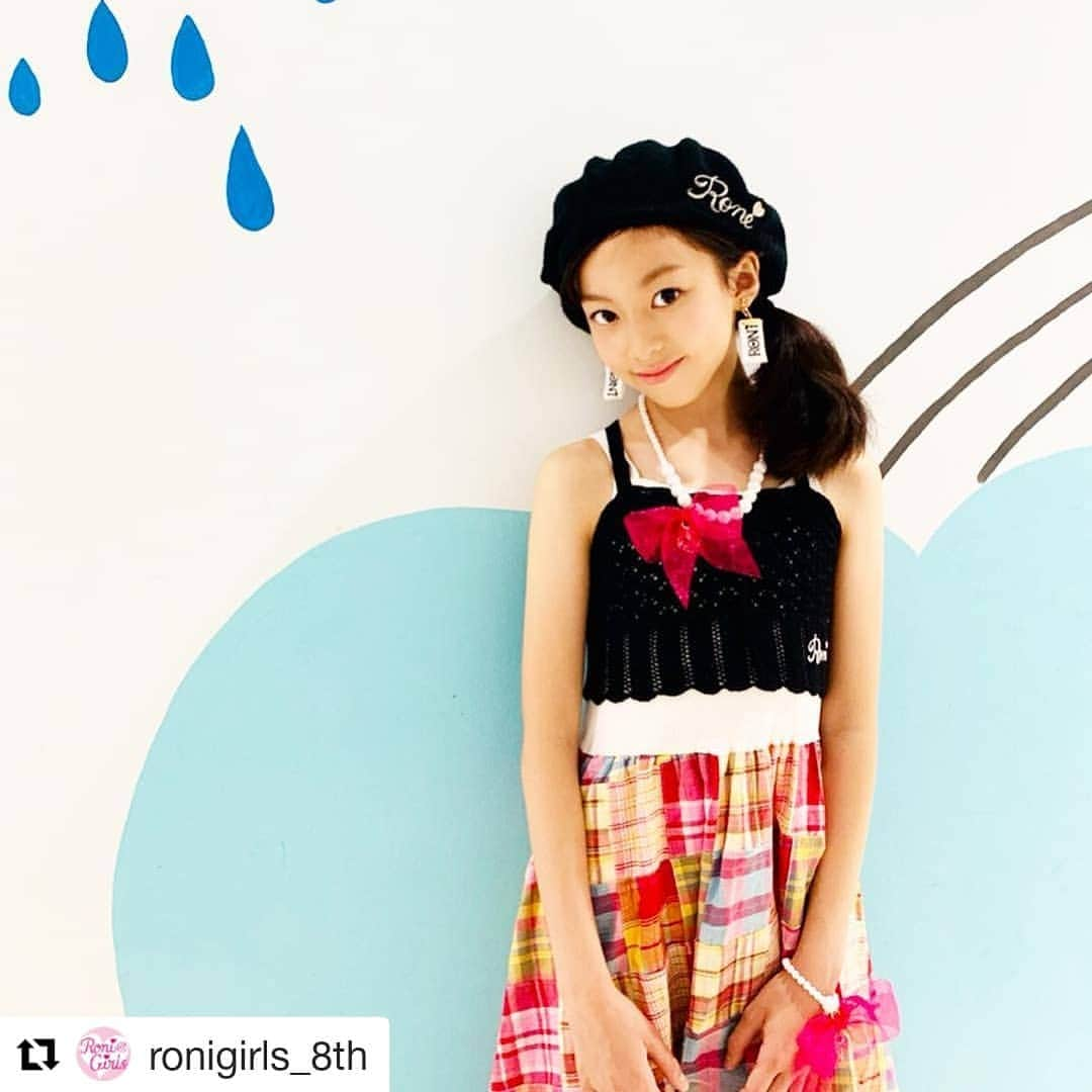 RONI WORLDさんのインスタグラム写真 - (RONI WORLDInstagram)「❇️❇️RONI夏物50%OFFSALE開催中❇️❇️ .#Repost @ronigirls_8th (@get_repost) ・・・ ❤️KAREN❤️vol.13﻿ ﻿﻿﻿﻿﻿﻿ 第13回目のテーマは﻿﻿﻿﻿﻿﻿ 「💠☂️雨の日のお出かけコーデ☔️💠」です❣️﻿﻿﻿﻿﻿﻿ ﻿ 毎日雨の日が続くけど、RONIのかわいいお洋服なら気分もHappy😊💕﻿ KARENオススメの雨の日コーデを紹介するね☂️🐌☘﻿ ﻿﻿ 【KAREN ♡コーデ①】pic 1~3﻿ パッチワークワンピースは、1枚でサラッと着れるから雨の日でも爽やかに✨🦋👗﻿ 新作のリボン付きビーズネックレス&ブレスレットを付けたら気分もUP⤴️🎀💎﻿ バッグとシューズは雨の日にも安心のビニール素材をチョイス☔️﻿ ﻿ ﻿ ﻿﻿ 【KAREN コーデ②】pic﻿ 4~7﻿ 雨の日こそポップなコーデで元気いっぱいに😆カラフルなマルチカラーのアクセサリーがポイント❣️キラキラのビーズでとっても華やかに✨💎💍﻿ カラフルなレインボーカラーがお気に入りだよ🌈﻿ ﻿ ﻿ ﻿﻿ 【KAREN ♡コーデ③】pic 8~10﻿ 淡いブルーやパープルの紫陽花カラーを取り入れた雨の日のふんわりガーリーコーデ💠☂️💕﻿ ﻿ ﻿ ﻿ ﻿ ﻿﻿﻿﻿ ﻿#RONI#RONIGIRLS#ロニガ#RONIGIRLS8#RONIGIRLS8期生#kidsfashion#model#キッズコーデ#summercoordinate#girlycoordinate#雨の日コーデ#rainy#梅雨コーデ﻿ ﻿﻿」7月21日 13時30分 - roni62insta