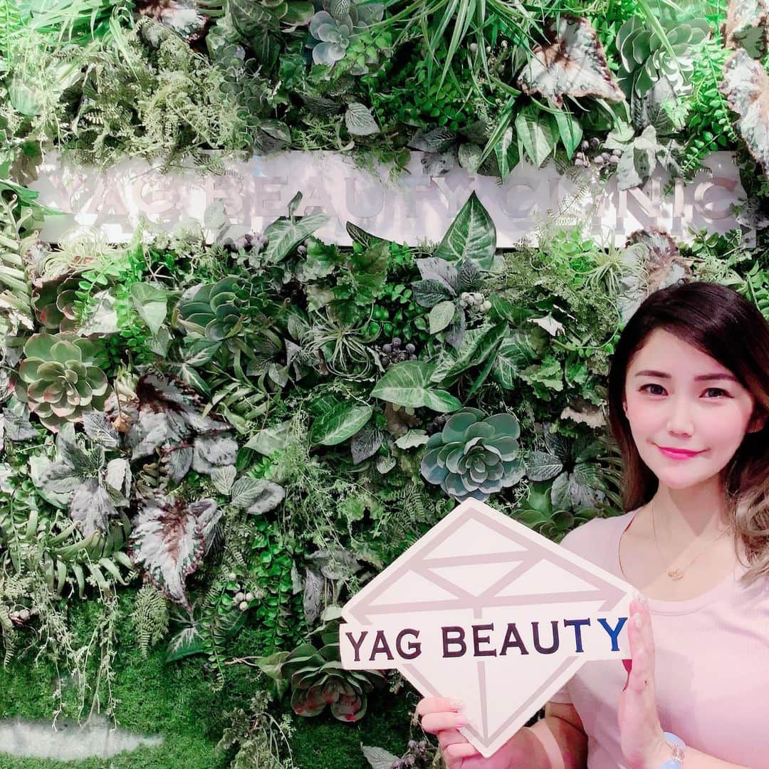 星読みプリンセス・エリ様さんのインスタグラム写真 - (星読みプリンセス・エリ様Instagram)「YAGBEAUTYCLINIC  @yagbeauty_official  へ行ってきたよー✨﻿ ﻿ ﻿ レーザートーニング続けてるから、肌がワントーン明るくなってきた💋﻿ ﻿ 肌が綺麗だと、それだけで少し自分に自信が持てるよね♡﻿ ﻿ わたしはピーリングとセットで受けてるんだけど、﻿ 余分な角質をピーリングする事で、トーニング効果も高まるからオススメだよ🍑✨﻿ ﻿ ﻿ ﻿ 🌸YAGBEAUTYCLINIC 渋谷院﻿ ☎︎0120915959﻿ ﻿ ﻿ #YAGBEAUTY #レーザートーニング ﻿ #ファビュラスピーリング﻿ #RRRマスクパック #RRRSkin﻿ #インフルエンサー #lovenus ﻿ #ママインフルエンサー #PR﻿ #美容 #シミ #肝斑#美肌﻿ #医療ピーリング#ピーリング﻿ #美容インフルエンサー﻿ #肌トーンアップ#つるつる﻿ #たまご肌#ハリ感#艶玉 #ツヤ肌﻿ #アラサー美容#30代美容」7月21日 13時43分 - eri.princessmind