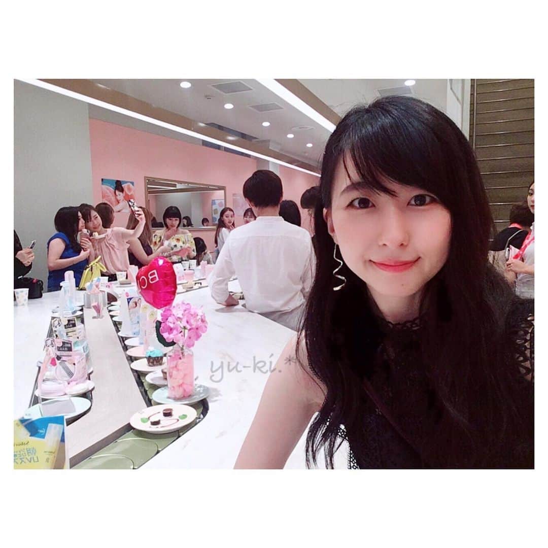 二見夕貴さんのインスタグラム写真 - (二見夕貴Instagram)「. Pococha 配信📺れぽ . . ▶︎ ＃5 ♡特別企画♡ . 昨日は特別企画として #CafeRonRon × #BCLコスメラボ  PRイベント会場からお届けしました☺︎！ . ガヤガヤしちゃってましたが Cafeとスイーツを紹介したり、 気になるBCLコスメも みんなと一緒にチェックできたり、 #擬似デート コーナーやったり 楽しい配信ができました\( ˆoˆ )/. * . . ▶︎ ＃5.5 おやすみ前に🌙Talk PRイベントでお土産にいただいた コスメを紹介しました☺︎ . 性別問わずお肌の保湿は大事！ということで、 次回の配信は美容企画に決まり＊＊ いただいたコスメを使ってみながら 改めて紹介します🧖🏻‍♀️. * . . 本日21:00〜 配信STARTのツイートまたは Pocochaの通知を待っててね♡ . #Live配信 #Pococha #ポコチャ #ライバー #followme #フォローしてね #actress #dancer #model #cameragirl #ilovetravel #sweets #cosmetics #smile #女優 #ダンサー #モデル #ダンス講師 #アイドルプロデューサー #カメラ女子 #写真好き #旅好き #ピアノ弾き語り #写真好きな人と繋がりたい #コスメ部 #回転スイーツ #笑顔」7月21日 13時43分 - yyyuki___
