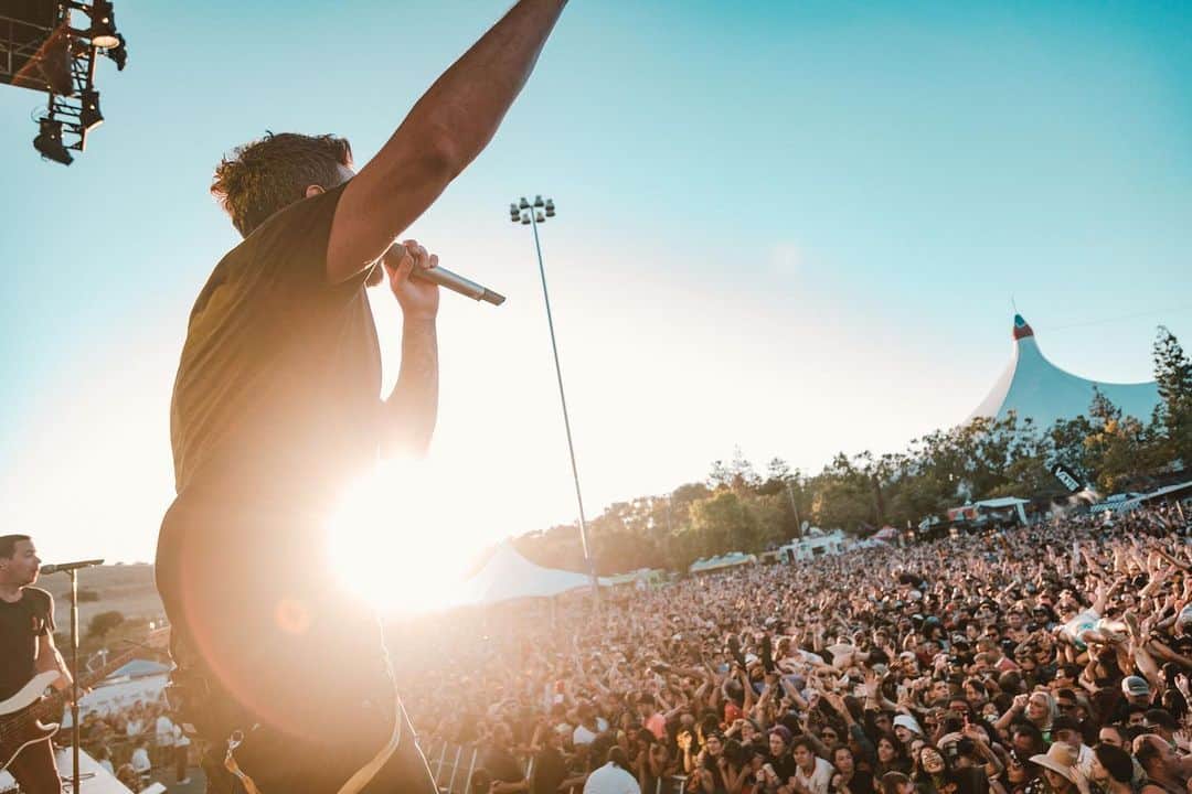 Simple Planさんのインスタグラム写真 - (Simple PlanInstagram)「Magic hour at the @vanswarpedtour today! 🙌🏻 Thank you to everyone who came out to hang with us in Mountain View, California! 🙏🏻🙏🏻🙏🏻 📸: @goodguychady」7月21日 13時48分 - simpleplan