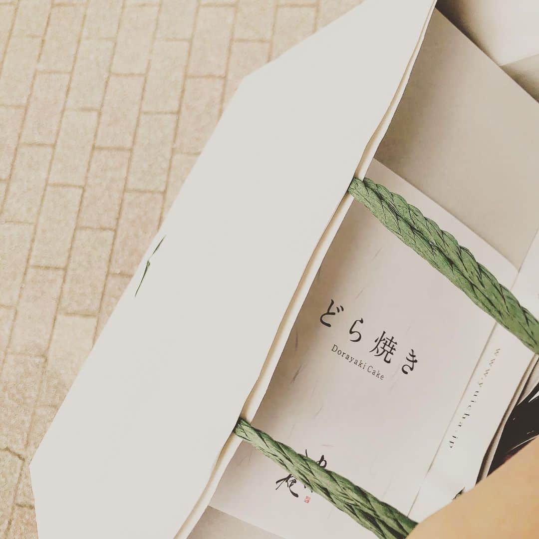 川田裕美さんのインスタグラム写真 - (川田裕美Instagram)「差し入れを買いに😊 『どら焼き』って思いっきり書いてある！😆✨ 投票もしてきました✏️📃 #どら焼き#和菓子#差し入れ」7月21日 13時48分 - hiromikawata163