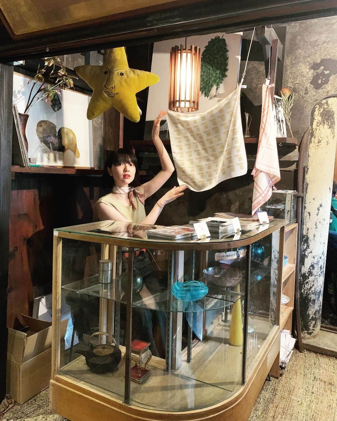 小谷実由さんのインスタグラム写真 - (小谷実由Instagram)「奈良着いたー！今日限定おみゆ店舗の出来上がり。お待ちしております🦌🌹 #moderni_scarf」7月21日 13時48分 - omiyuno