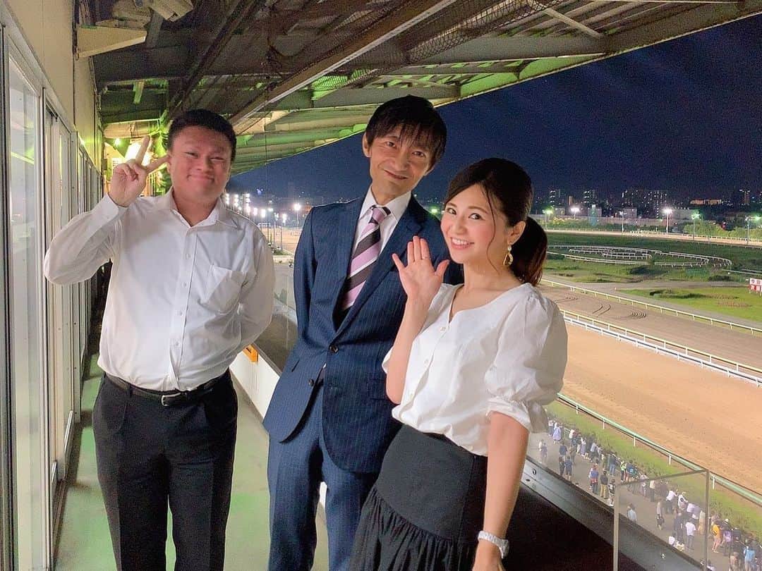 のインスタグラム：「🏇パドック中継終わり〜🙋‍♀️ * 電車間違えて乗ってロスタイム中🤦🏼‍♀️🤦🏼‍♀️ * 写真は先週の船橋競馬トークショ〜〜 * この日のメインレースは ラジオNIKKEI盃！！ ということで✨ 競馬実況でお馴染み ラジオNIKKEIアナウンサーの 中野雷太さんと山本直さんの 予想トークショーで 司会をさせて頂きました☺️ * いつも声だけ拝聴しているお二人にお会いできて とっても感激〜😍 お二人共お優しくて面白くて とっても楽しく盛り上げて下さいました🥺 仮想実況は、まさか私もやる事になるとは思わず、、😱 メモも放置して油断していましたが😱 お二人の実況は、仮想と思えないほど！！ もぉ映像が浮かぶ浮かぶ〜🏇🏇🏇✨✨ なんだか、アナウンサーの基本を久しぶりに 間近で学ばせて頂けた気がします🥺🙏✨ * トークショー初回から ビール不足だと話されていた 中野雷太さんは 本日の中京競馬メインの中京記念を 豪華お弁当をしっかり召し上がっていらした 山本直さんは 函館競馬11レースの函館2歳ステークス お二人共、本日のメインレースの実況を 担当される予定ですっ😋✨✨ * 今日はゴールの瞬間 少し浮いていらっしゃるのかしら🤔🤣🤣 * #keiba #ラジオ日経 #ラジオnikkei賞 #競馬 #実況 #裏話  #アナウンサー #予想 #トークショー #船橋競馬場 #mc」