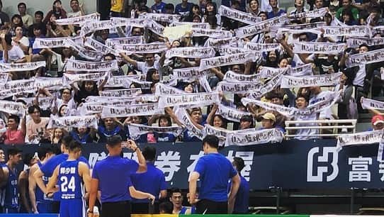 陳建州さんのインスタグラム写真 - (陳建州Instagram)「號召大家進場支持中華隊、不單純只是因為每場比賽的勝負！  而是希望球迷的熱情和熱血、能讓場上的球員知道⋯ 不論比賽的輸贏，球員和教練的背後一直有你們在支持著！  也希望讓台灣籃球圈的每一個人、都可以被感染到這樣真實的生命力！  台灣籃球環境目前非常非常混亂⋯  所有的事情都必須好好審慎的規劃和評估！ 別讓球團和球員處於不安的狀態⋯  請不要再讓瓊斯盃最後一場 最經典的中韓大戰”失焦”了！  請把掌聲還給場上的球員和教練吧！  今晚請大家一起幫辛苦的中華隊加油打氣！  Thanks for everything  #自己的籃球自己救」7月21日 14時05分 - blackielovelife