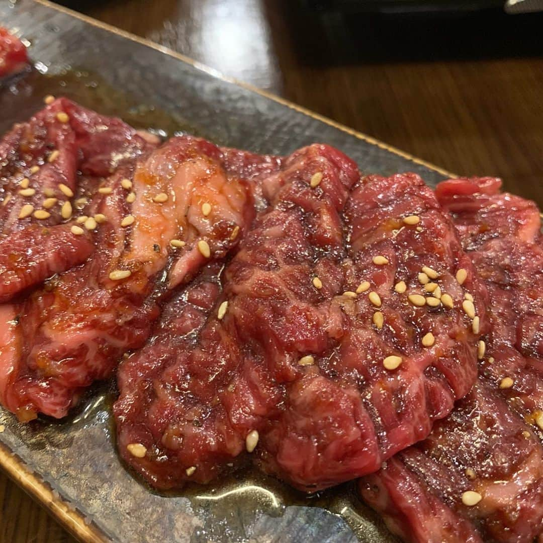 Mika Jimboさんのインスタグラム写真 - (Mika JimboInstagram)「渋谷の肉横に美味しい焼肉なんてないと思ってたら思ったより美味しくてびっくり🦖. . ただ、店の名前がわからない。。 #焼肉番長 だったっけな？🤔. . タン塩とハラミが美味しかったよ👏🏾💕. お肉の質が良いのに味付けが濃すぎるから少し薄くしてくれたらもっといいのにな〜👌 . 久々の大学飲みだったのにタイキ来なくてぺーと友梨と三人で謎の会ですた🤞しかも結局いつものバーでよからぬ展開になって気づいたら朝だった🤢我らが元凶😈. . #おつかれやま #一週間おつかれさまでした #焼肉ババア#渋谷グルメ #shibuya#肉横丁 #東京のうまいメシシリーズ」7月21日 14時05分 - mikajimbox