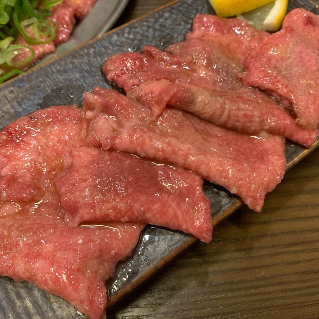 Mika Jimboさんのインスタグラム写真 - (Mika JimboInstagram)「渋谷の肉横に美味しい焼肉なんてないと思ってたら思ったより美味しくてびっくり🦖. . ただ、店の名前がわからない。。 #焼肉番長 だったっけな？🤔. . タン塩とハラミが美味しかったよ👏🏾💕. お肉の質が良いのに味付けが濃すぎるから少し薄くしてくれたらもっといいのにな〜👌 . 久々の大学飲みだったのにタイキ来なくてぺーと友梨と三人で謎の会ですた🤞しかも結局いつものバーでよからぬ展開になって気づいたら朝だった🤢我らが元凶😈. . #おつかれやま #一週間おつかれさまでした #焼肉ババア#渋谷グルメ #shibuya#肉横丁 #東京のうまいメシシリーズ」7月21日 14時05分 - mikajimbox