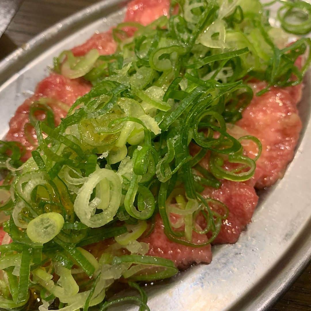 Mika Jimboさんのインスタグラム写真 - (Mika JimboInstagram)「渋谷の肉横に美味しい焼肉なんてないと思ってたら思ったより美味しくてびっくり🦖. . ただ、店の名前がわからない。。 #焼肉番長 だったっけな？🤔. . タン塩とハラミが美味しかったよ👏🏾💕. お肉の質が良いのに味付けが濃すぎるから少し薄くしてくれたらもっといいのにな〜👌 . 久々の大学飲みだったのにタイキ来なくてぺーと友梨と三人で謎の会ですた🤞しかも結局いつものバーでよからぬ展開になって気づいたら朝だった🤢我らが元凶😈. . #おつかれやま #一週間おつかれさまでした #焼肉ババア#渋谷グルメ #shibuya#肉横丁 #東京のうまいメシシリーズ」7月21日 14時05分 - mikajimbox