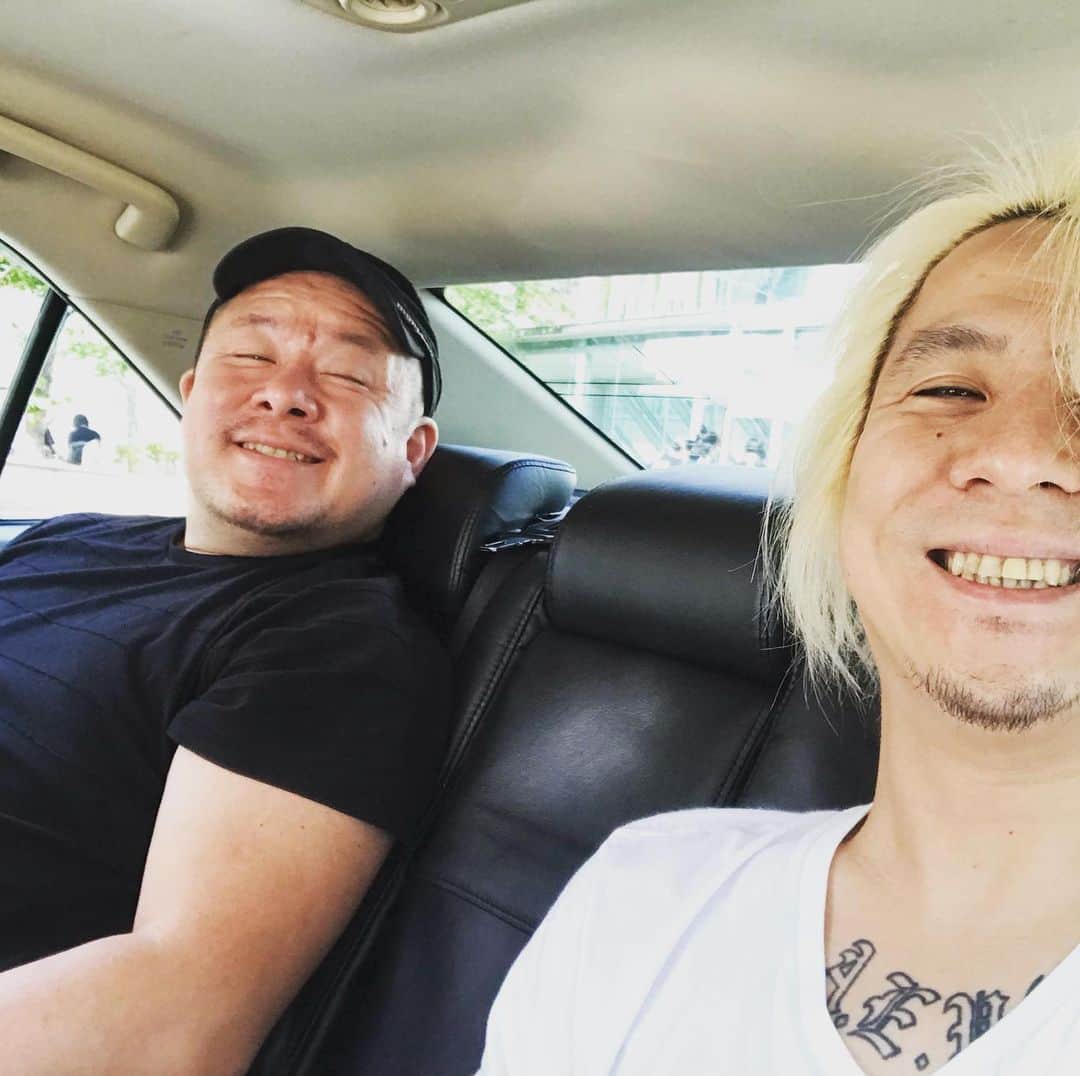masasucksのインスタグラム：「みんな行程が別なのでおかげさまでタクシーが広いです」