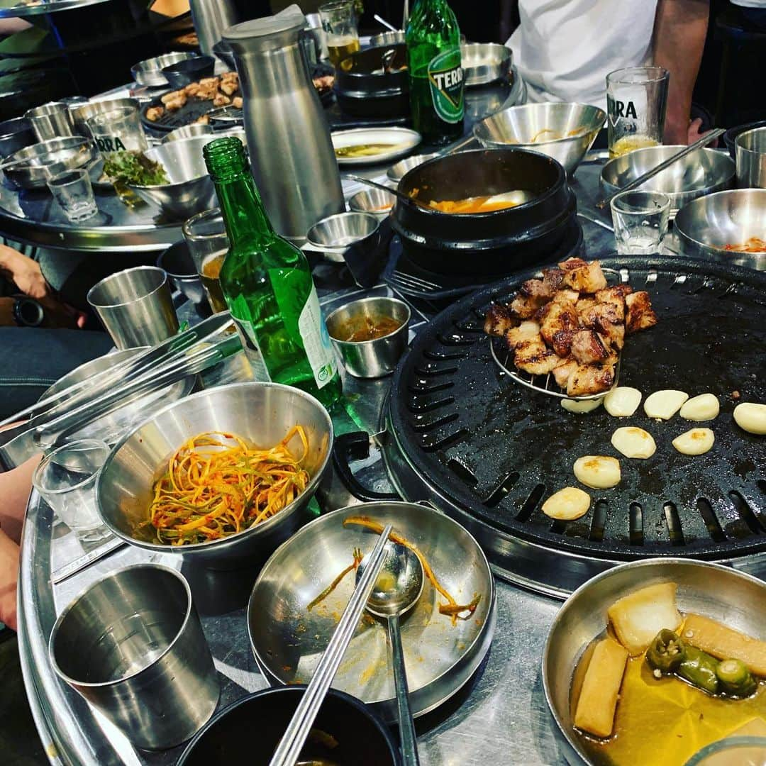 磯部寛之さんのインスタグラム写真 - (磯部寛之Instagram)「Hello Seoul, we’re back!! We got here last night, enjoyed Samgyeopsal and I got to meet up with my old Korean friends. It was such a fun night out. Today I had a great Samgyetang for lunch and now I’m totally ready to have a blast tonight. Chilling with Masa before sound check. Today is the final show of the tour, you all know what to do. Let’s get fucked up. Hiro ソウルの皆さん、戻ってきました！昨夜到着して早速サムギョプサルを食べて、俺は韓国の昔からの友人にも会えて、とても楽しい夜でした。そして今日の昼には最高に美味いサムゲタン食べて、もうこれ以上ないくらい今夜に向けて準備万端です。今は楽屋でまーくんと寛いでます。さあいよいよこのツアーのファイナル公演。何するかは分かってますよね皆さん。ぶっ壊れましょう。 ひろ #alexandros #sleeplessinbrooklyn #sleeplessinseoul #seoul #muvhall #tourfinal #thankyouall #loveyouall #ファイナル #ついに #終わる #のか #スタッフ #の #皆さん #全ての #ライブ #に #来てくれた #皆 #ほんとに #ありがとう #全員の #魂 #ここにあり #グランドフィナーレ #いってきます」7月21日 14時25分 - hiro_isobe_alexandros