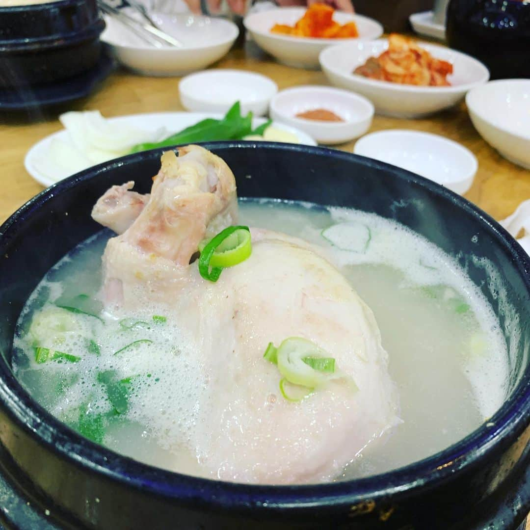 磯部寛之さんのインスタグラム写真 - (磯部寛之Instagram)「Hello Seoul, we’re back!! We got here last night, enjoyed Samgyeopsal and I got to meet up with my old Korean friends. It was such a fun night out. Today I had a great Samgyetang for lunch and now I’m totally ready to have a blast tonight. Chilling with Masa before sound check. Today is the final show of the tour, you all know what to do. Let’s get fucked up. Hiro ソウルの皆さん、戻ってきました！昨夜到着して早速サムギョプサルを食べて、俺は韓国の昔からの友人にも会えて、とても楽しい夜でした。そして今日の昼には最高に美味いサムゲタン食べて、もうこれ以上ないくらい今夜に向けて準備万端です。今は楽屋でまーくんと寛いでます。さあいよいよこのツアーのファイナル公演。何するかは分かってますよね皆さん。ぶっ壊れましょう。 ひろ #alexandros #sleeplessinbrooklyn #sleeplessinseoul #seoul #muvhall #tourfinal #thankyouall #loveyouall #ファイナル #ついに #終わる #のか #スタッフ #の #皆さん #全ての #ライブ #に #来てくれた #皆 #ほんとに #ありがとう #全員の #魂 #ここにあり #グランドフィナーレ #いってきます」7月21日 14時25分 - hiro_isobe_alexandros