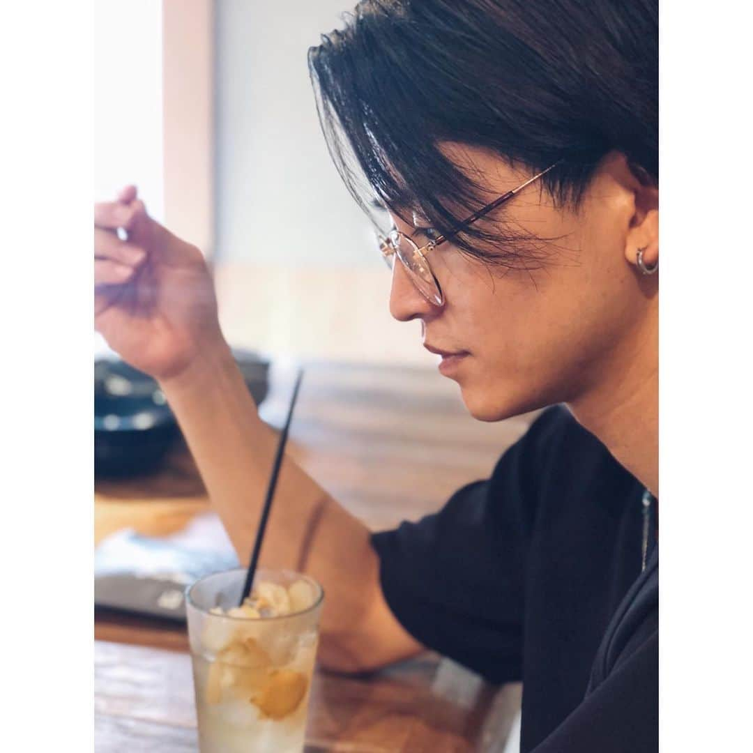 仲田克也さんのインスタグラム写真 - (仲田克也Instagram)「7月20日で26歳になりました🎉 コメント、DM、メッセージ、本当にありがとうございます😊 26歳のモットーは『置かれたところで咲きなさい🌻』 小さな幸せに感謝しつつ足元をみて頑張ります💪 ・ ・ 誕生日の日にたまたま遭遇しためがね博物館👓 丸メガネ買っちゃいました🎁 自分への良いプレゼントでした(290円)←これガチ！ つくづく買い物上手だなぁって！値段より気持ちでしょ👍 ・ ・ #誕生日 #夏男 #26歳 #メッセージ #顔面ケーキ #ありがとう #老眼めがね博物館 #自分へのご褒美 #プレゼント #丸メガネ #290円 #買い物上手だと思ったらフォローして #かつすたぐらむ #birthday #thankyou #everyone #friends #cake #face #happytime #photo #smile #photography #priceless」7月21日 14時19分 - minatoisshiki