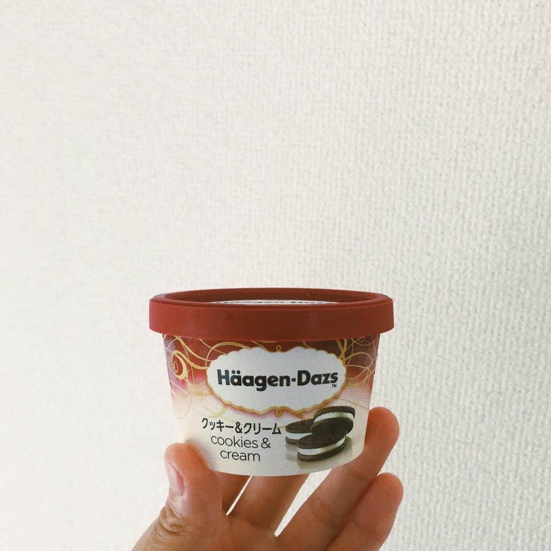 福山あさきさんのインスタグラム写真 - (福山あさきInstagram)「. . 本日のアイスはハーゲンダッツ🍨 . . 最近ダッツはクッキー&クリームしか買ってない。みんなは何味が好き？🙌 . . #ハーゲンダッツ #haagendazs #クッキーアンドクリーム #アイス」7月21日 14時19分 - fukuyama_asaki