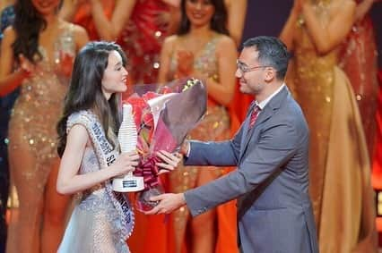 ベリッシモ・フランチェスコさんのインスタグラム写真 - (ベリッシモ・フランチェスコInstagram)「Congratulations!”Miss Grand Japan 2019 Awards Ceremony” and After Party with Francesco Bellissimo chef, in Yokohama 🎥🏆👑美人が輝く瞬間！おめでとうございます㊗️Cerimonia di premiazione di Miss Grand Japan 2019... sembro quasi serio😂👍 #missgrandjapan2019 #missgrandjapan #missuniversityjapan #francescobellissimo #ベリッシモ #料理研究家 #chef #tvchef #celebritychef #chefrock #sprezzatura #dapper #dapperman #fashionblogger #sartorial #italianstyle #model #celebrity #vip #vitamondana #beautifulgirls #dandy #イタリア人 #ちょい悪オヤジ #イタリア #ミスグランドジャパン #awardceremony #世界くらべてみたら #coattoromano #personaggiopubblico」7月21日 14時20分 - bellissimoyoshi