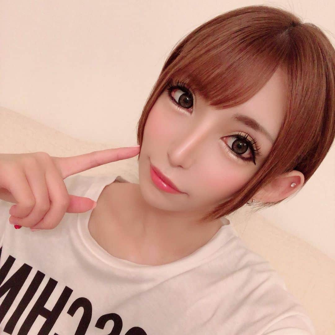 葉月七瀬のインスタグラム：「この前、人生初の眉毛アートメイク してきました🌟 after→before (beforeの写メはすっぴん裸眼マツエクなし) . すっぴんだと眉毛がまろなの(´・c_・`) 子供の頃から眉尻薄くて友達にいじられ続け 大人になったら禿げた。 毛根死んだっぽい爆笑 というハゲの悩みで、 ずっとアートメイクしたくて🥺！ . まだ1回目でしっかり色入ってないみたいだから 2回目に期待(๑`･ᴗ･´๑)💓 施術中は爆睡してました😴 #眉毛アートメイク」
