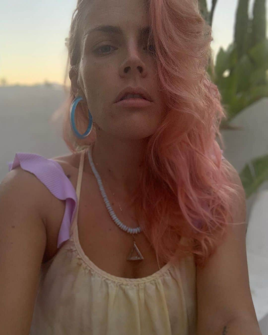 ビジー・フィリップスさんのインスタグラム写真 - (ビジー・フィリップスInstagram)「Trying to literally turn myself into a sunset.」7月21日 14時27分 - busyphilipps