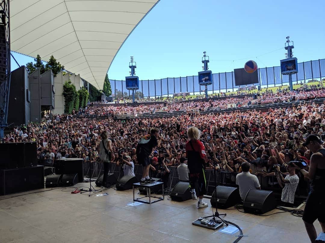 ONE OK ROCKさんのインスタグラム写真 - (ONE OK ROCKInstagram)「Thanks @vanswarpedtour ! #ONEOKROCK」7月21日 14時42分 - oneokrockofficial