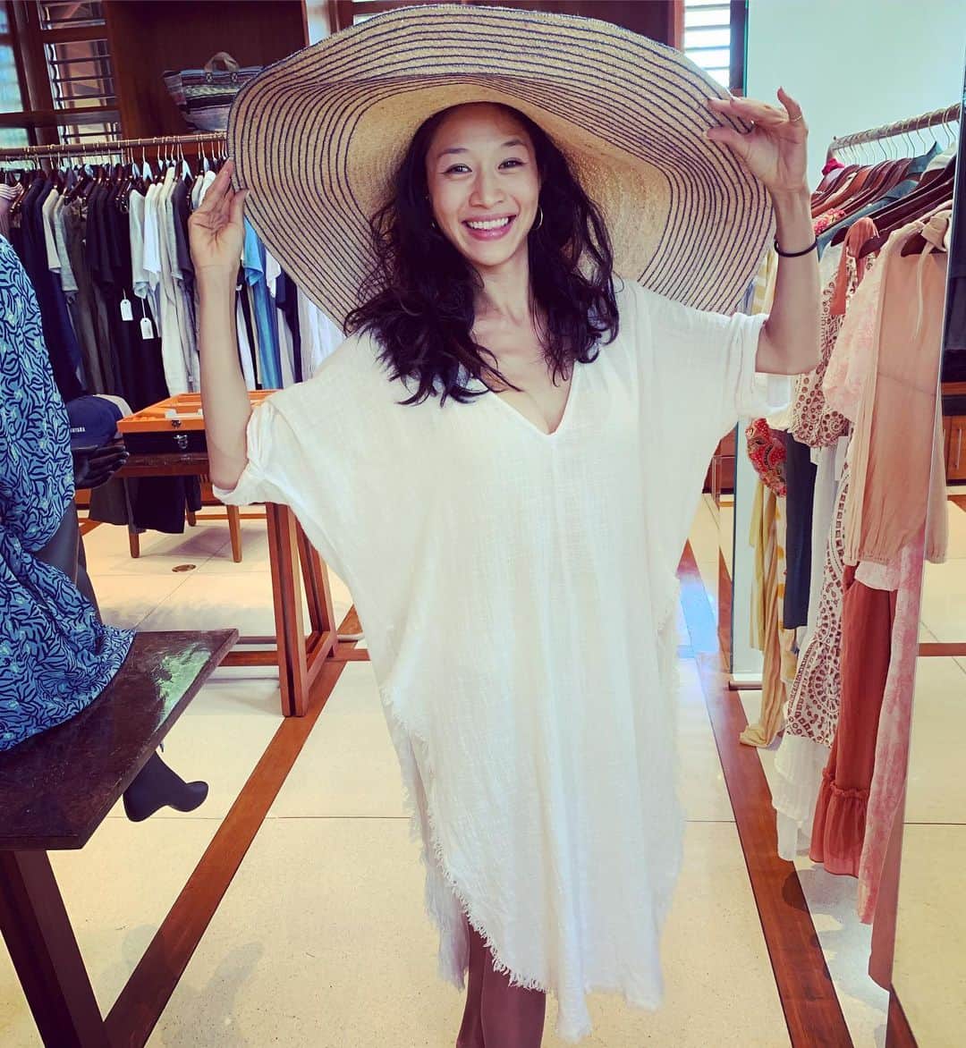 福本幸子さんのインスタグラム写真 - (福本幸子Instagram)「ハットのつばは大きいのが好きだけど、#大は小を兼ねる とも言うけれど、これはさすがに大きすぎ？Should I get this family hat? 😂 #toobig」7月21日 14時34分 - okinawajudy