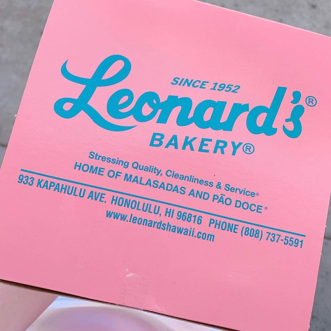 川端里奈さんのインスタグラム写真 - (川端里奈Instagram)「行ってみたかった、leonar's❤︎ おしゃれでかわいくって、揚げたてはめちゃ美味しかった！外のベンチで食べたよ🥰 #leonardsbakery #hawaii#一気に全部は食べてないよ」7月21日 14時50分 - rinaastagram723