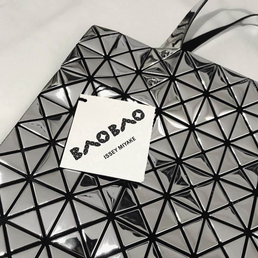 みっきーのインスタグラム：「﻿ ﻿ 大好きなBAOBAOもついに、﻿ PLATINUMシリーズに手を出した👌﻿ ﻿ ﻿ ﻿ 上品の極み。﻿ バッグ👜ってより作品、アート🖼﻿ ﻿ ﻿ ﻿ #baobaoisseymiyake﻿ ﻿ ﻿ ﻿ #miiiiickystyle﻿ #上質code﻿ #鏡ですか﻿ #ってくらいキラキラ  #baobao  #baobaobag  #baobaojapan」