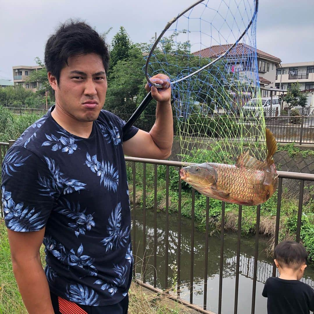 新井涼平さんのインスタグラム写真 - (新井涼平Instagram)「みんなのストーリー見てて 釣り行きたすぎて、食えない魚に手を出してしまった。 #川 #淡水 #コイ #ヌシ釣った #グレ針3号 #ハリス1.5号 #釣れるんだね」7月21日 14時57分 - arai_r